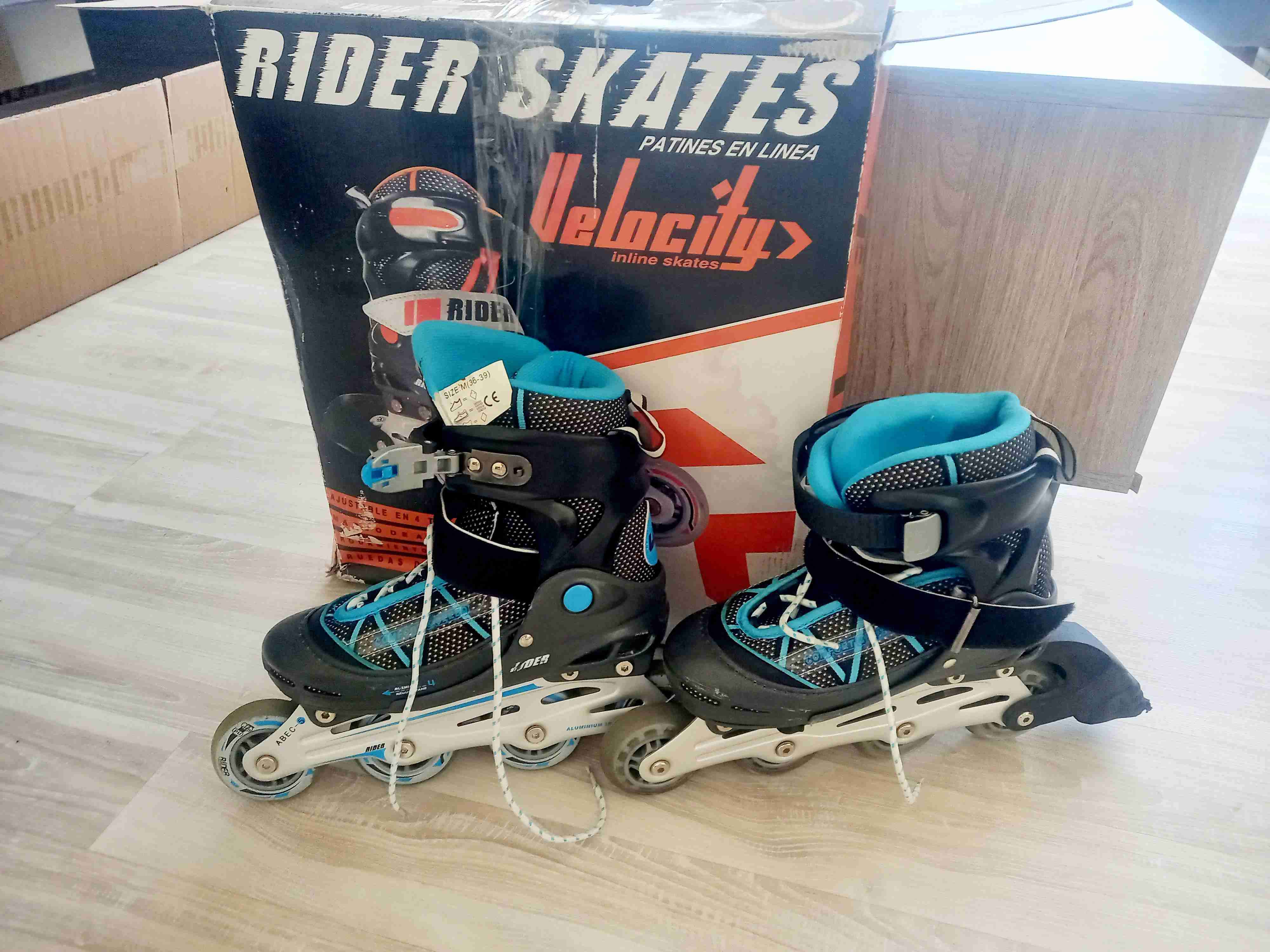 Patines en línea negros y azules - miniatura 3