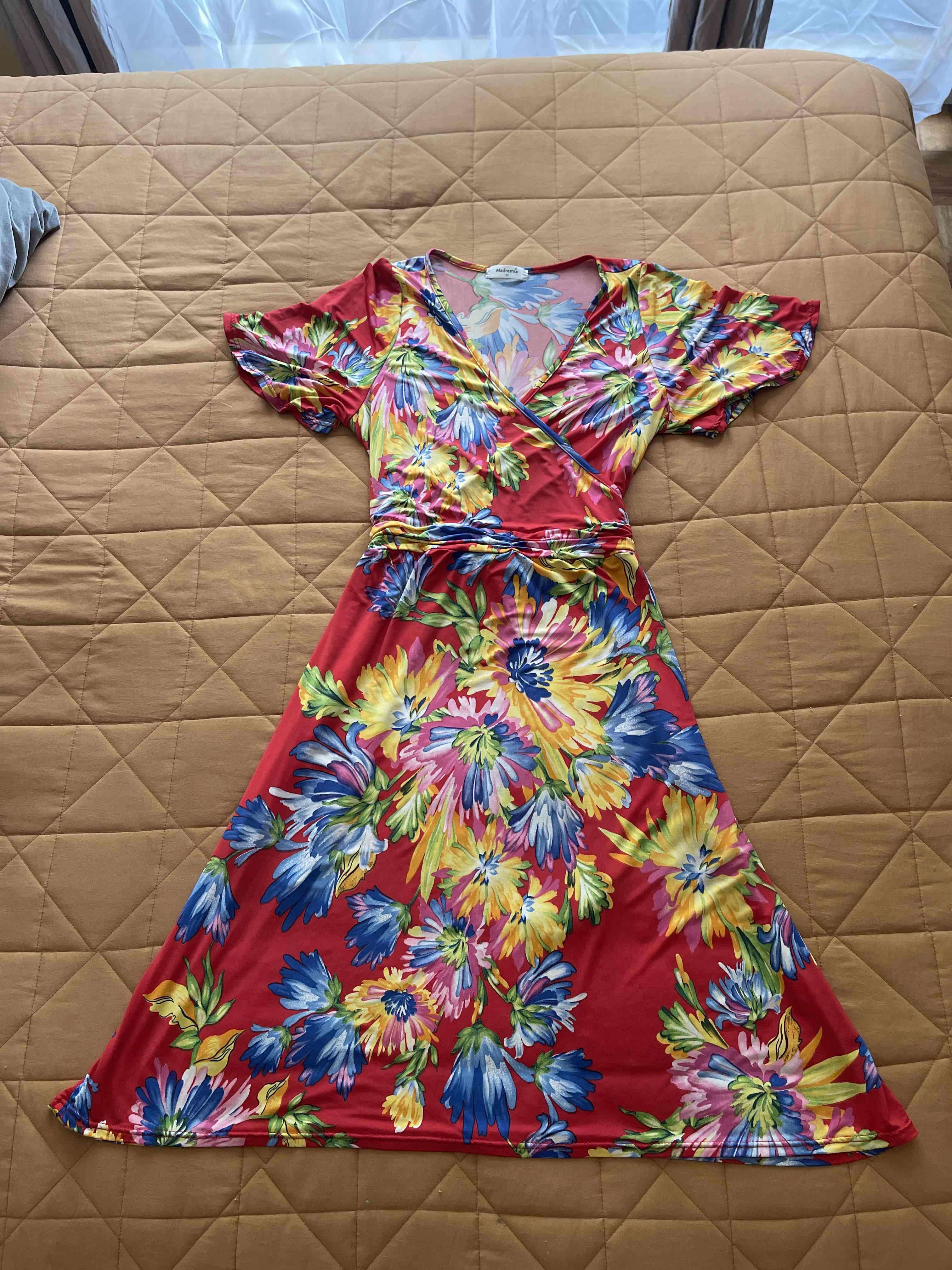 Vestido floral rojo vibrante maternal