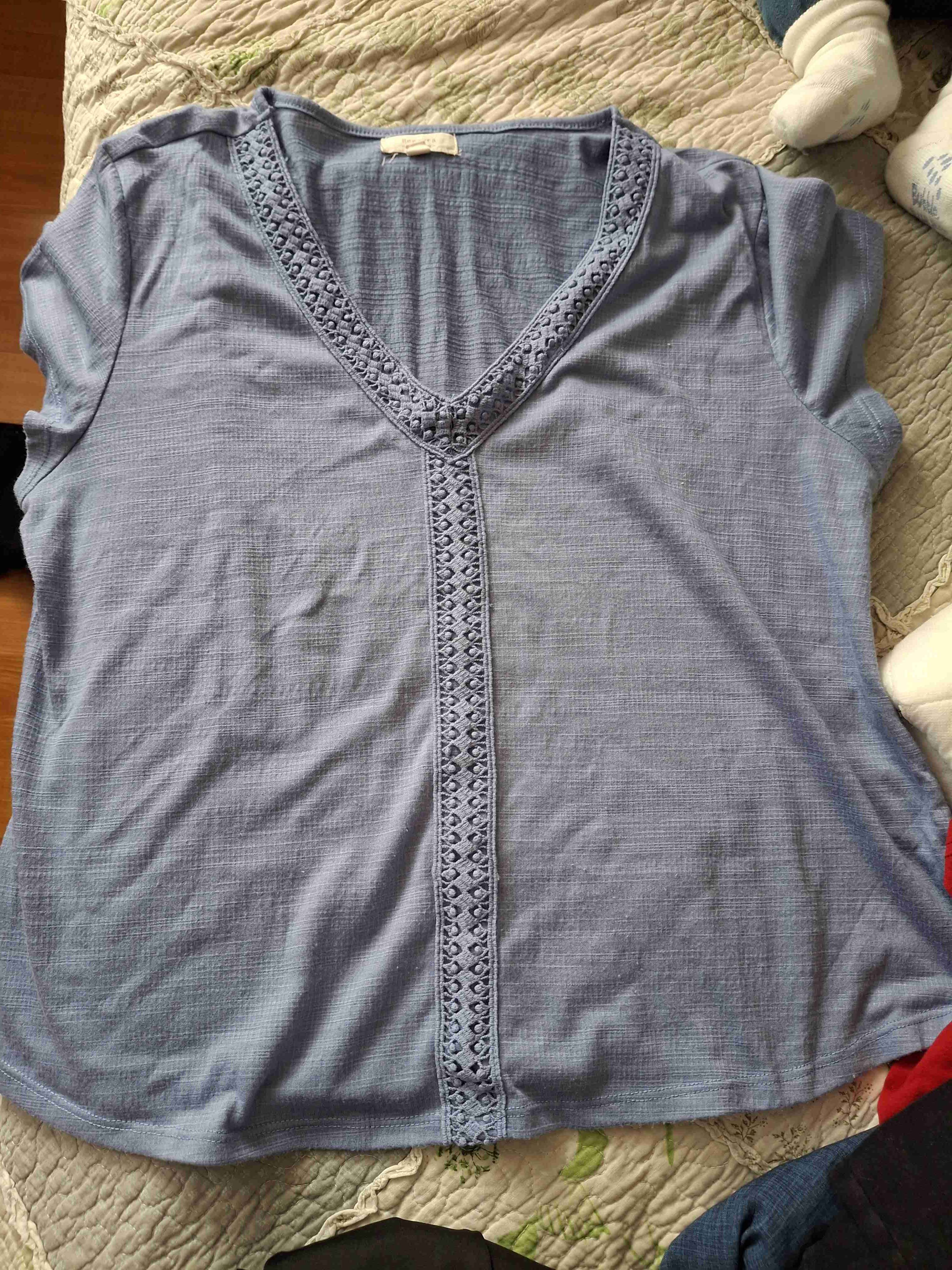 Blusa azul con detalles bordados
