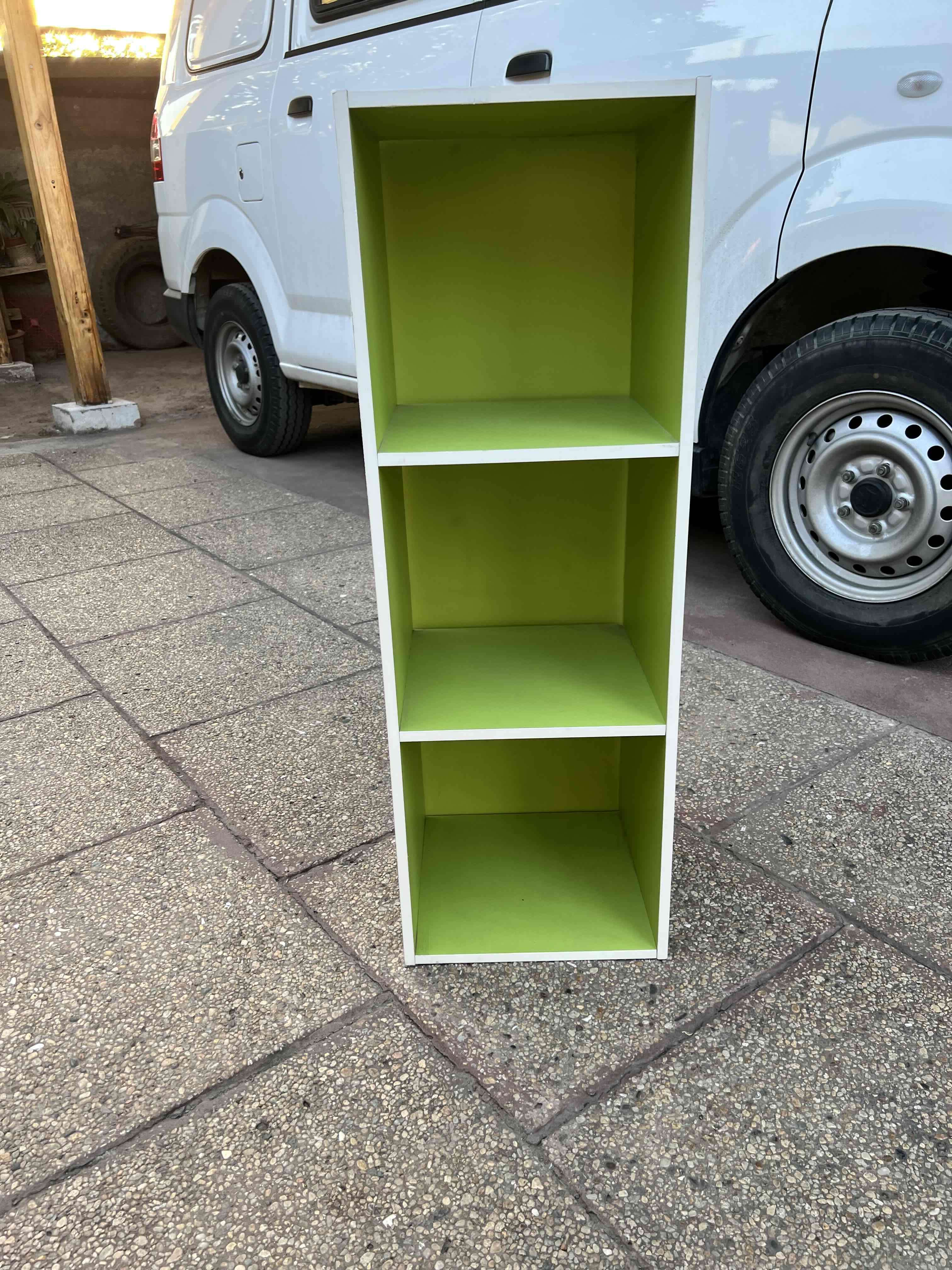 Estantería de madera blanca y verde - miniatura 2