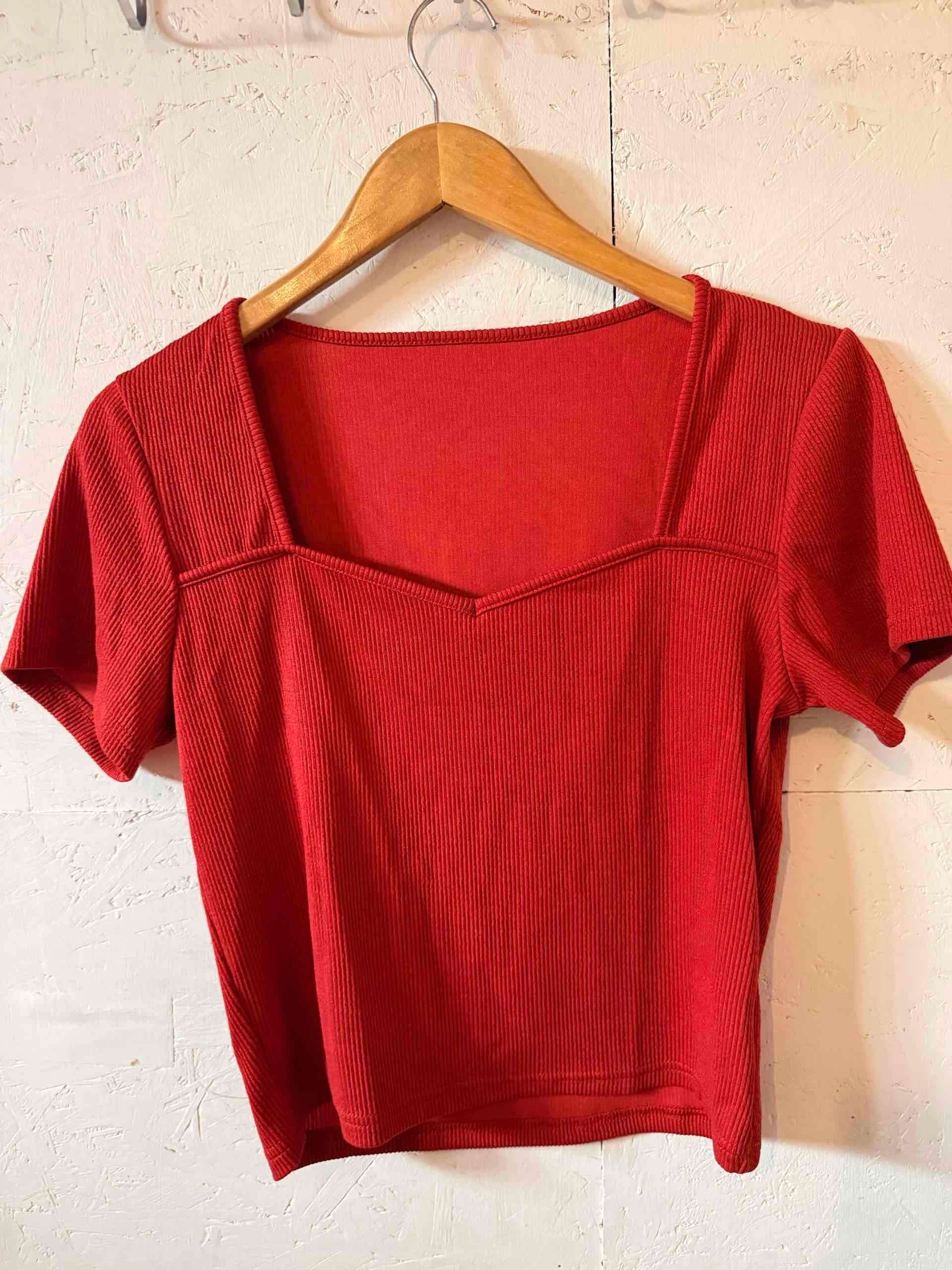Polera roja escote corazón