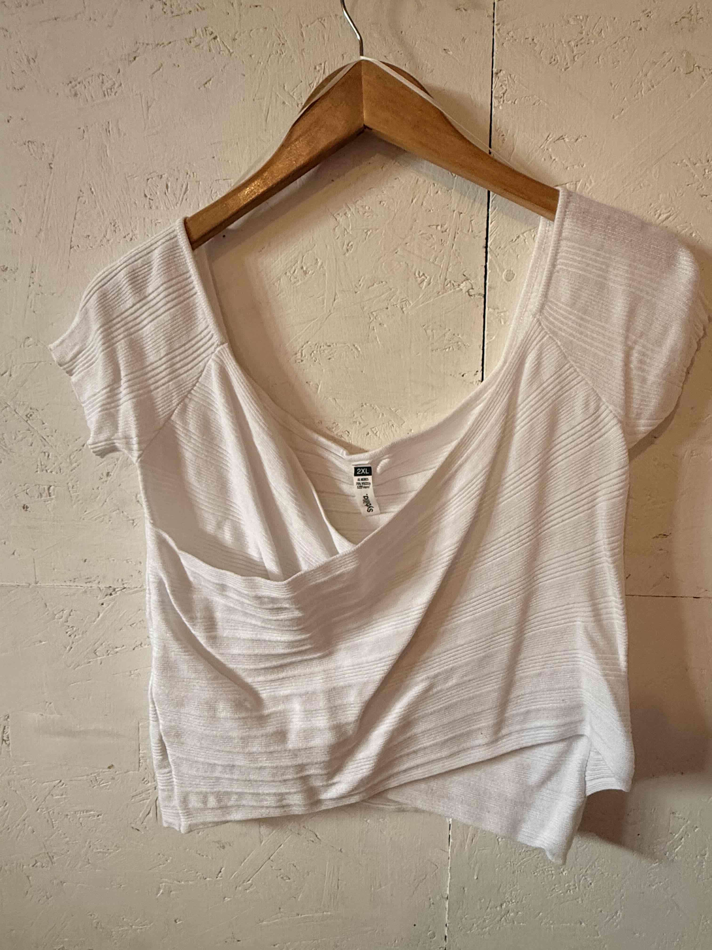 Top de Hilo blanco. Efecto cruzado