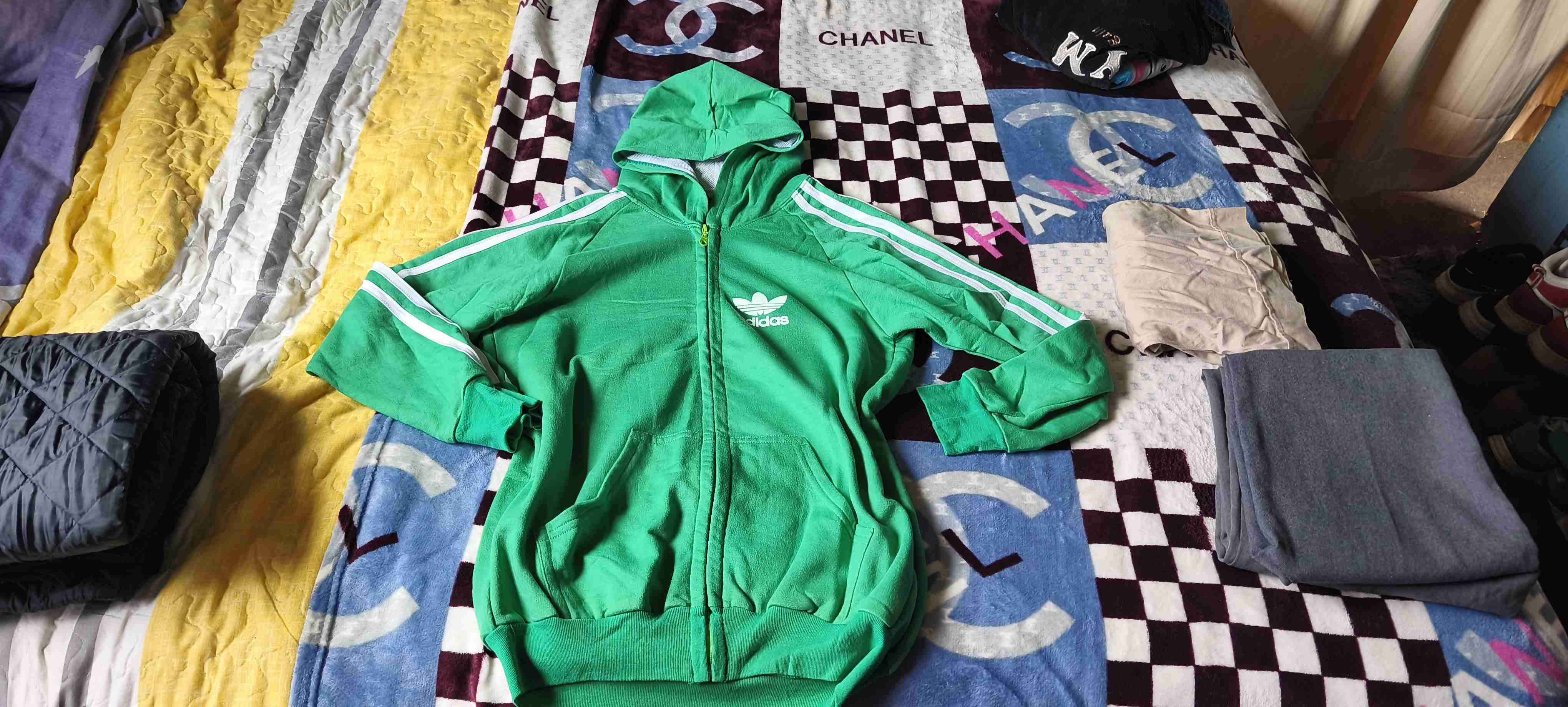 Polerón verde Adidas con capucha - miniatura 1