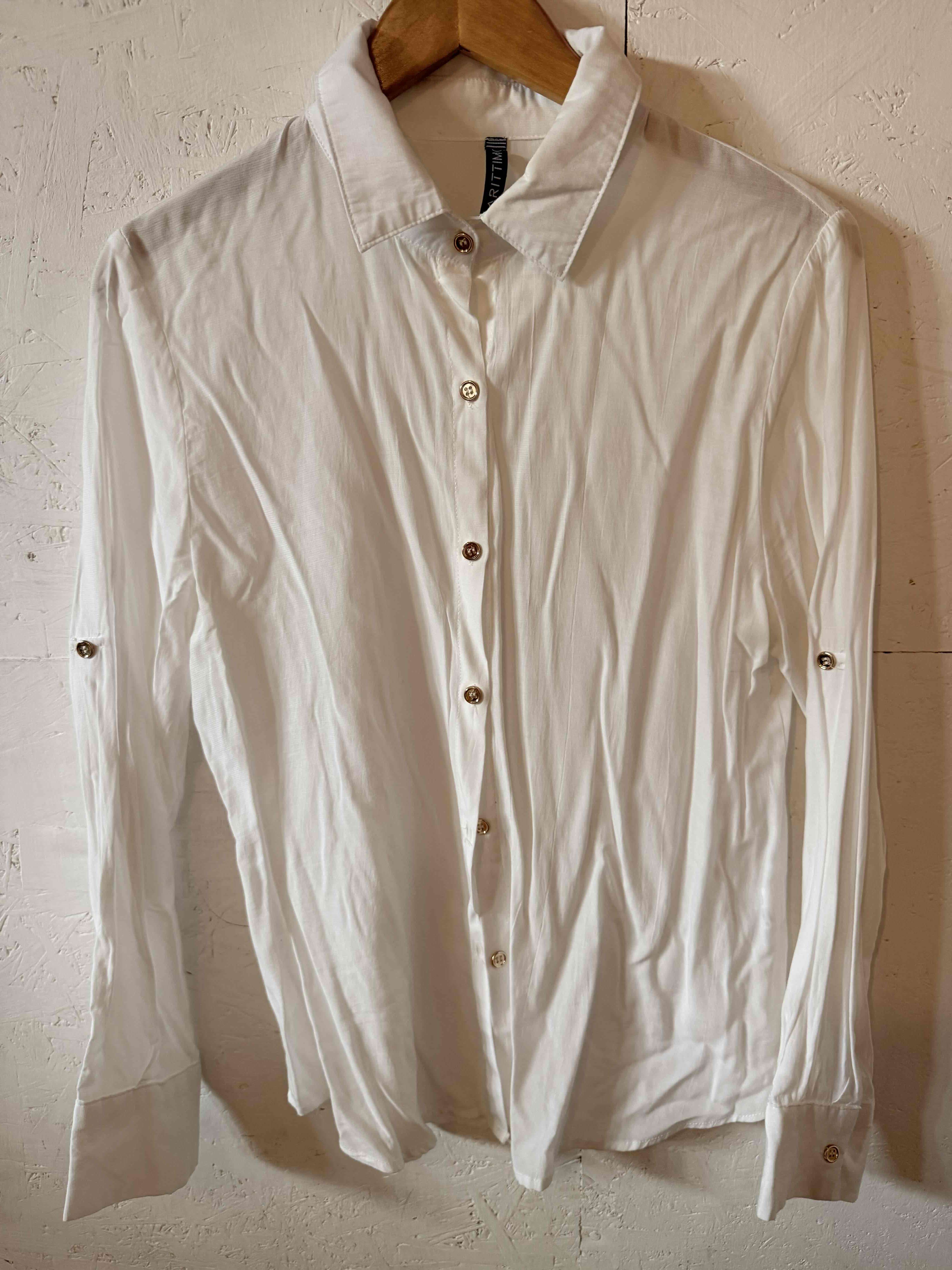 Blusa blanca con botenes dorados