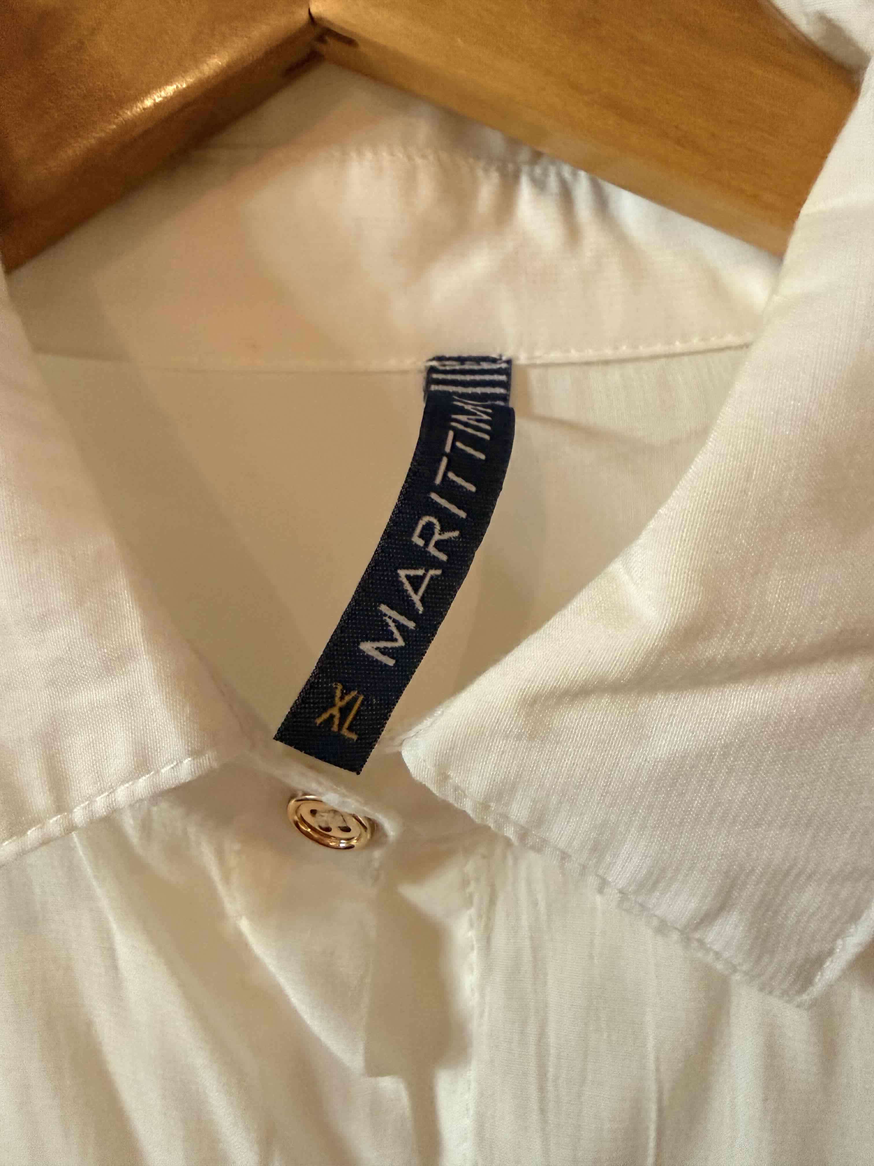 Blusa blanca con botenes dorados - miniatura 2