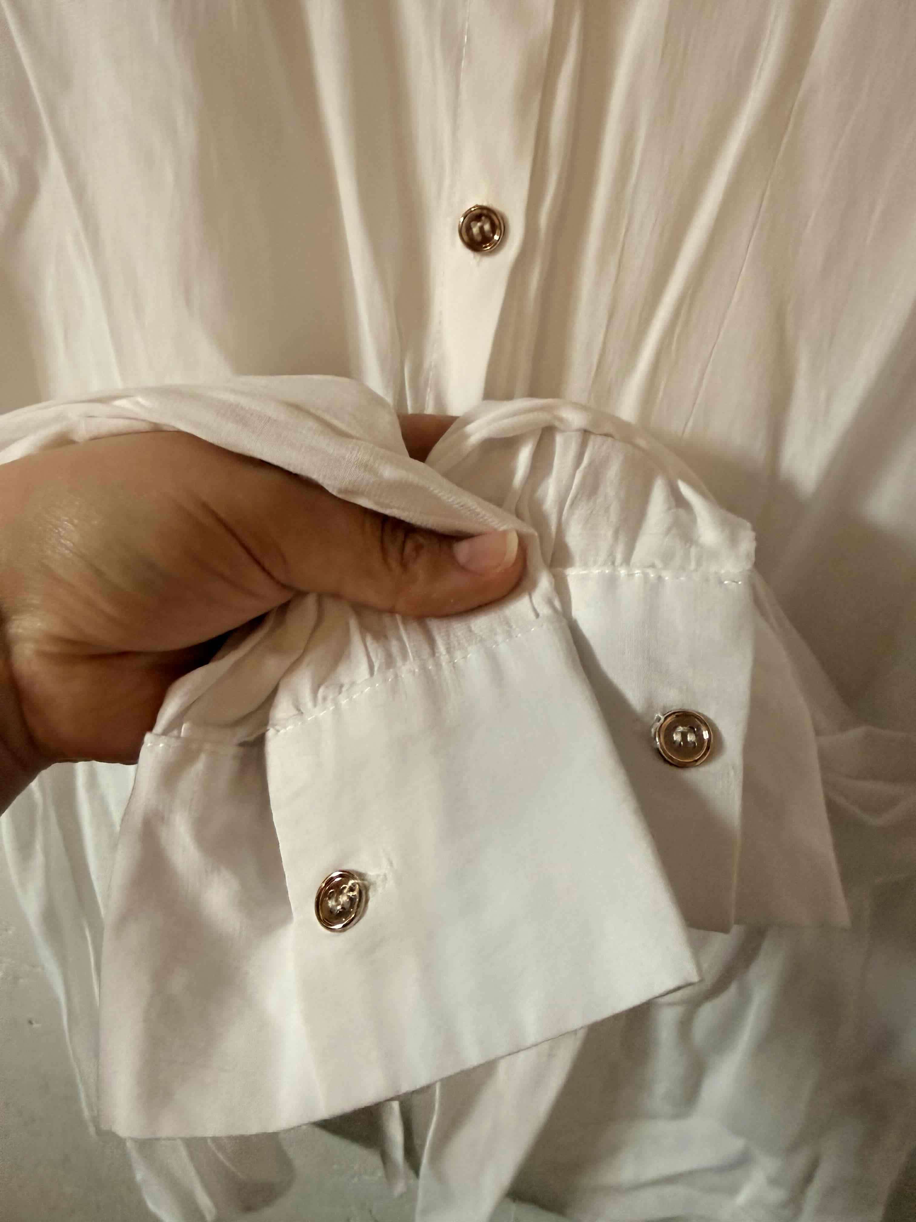 Blusa blanca con botenes dorados - miniatura 3