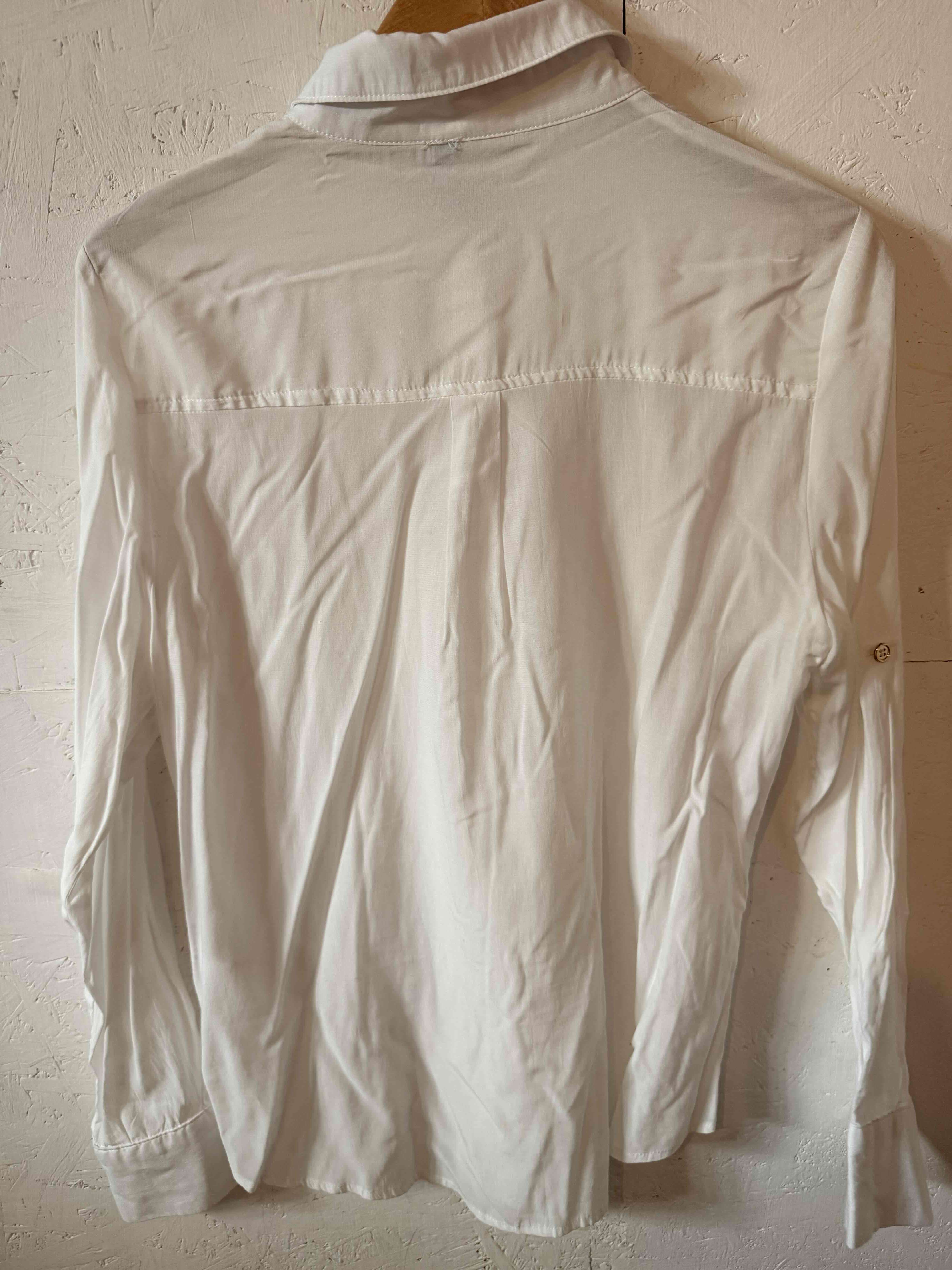 Blusa blanca con botenes dorados - miniatura 4