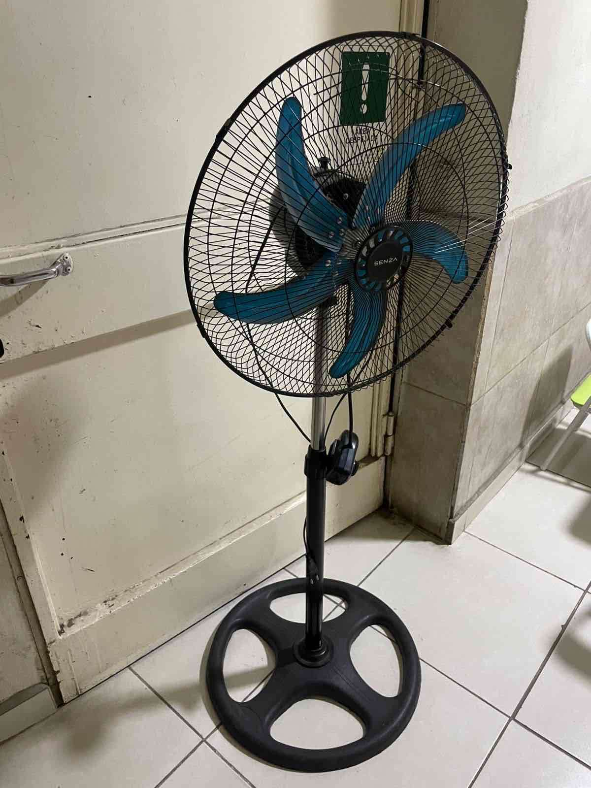 Ventilador de pie azul - miniatura 2