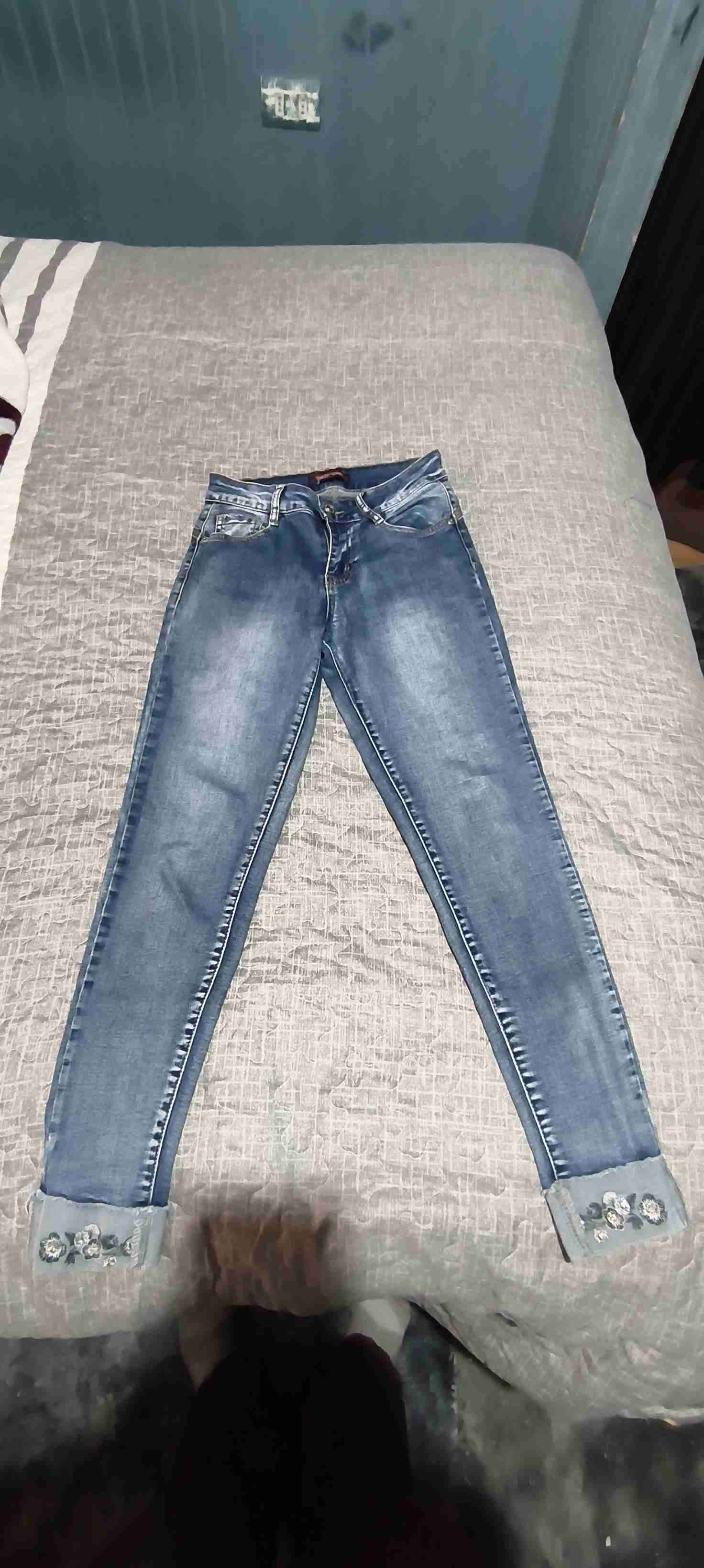 Jeans azul con bordado floral - miniatura 1