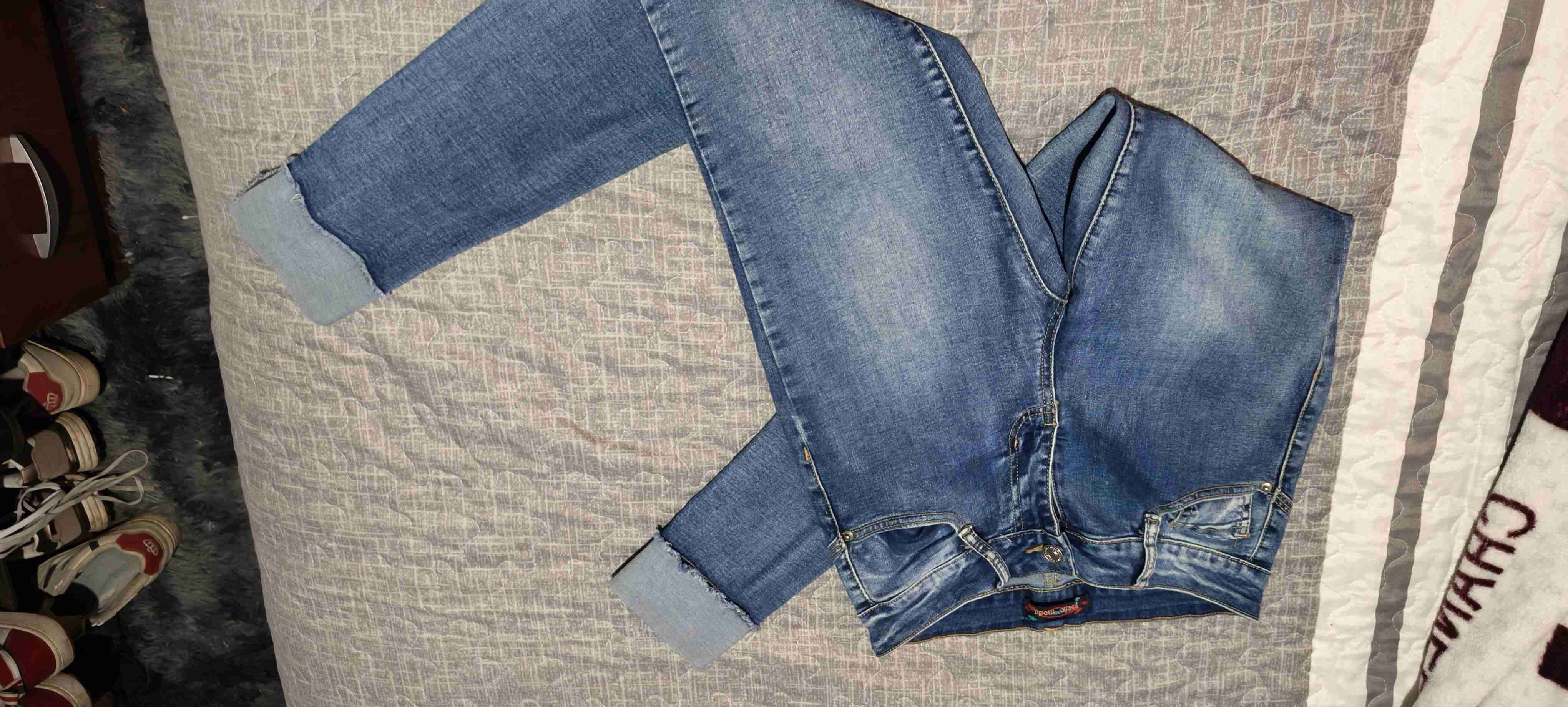 Jeans azul con bordado floral - miniatura 3