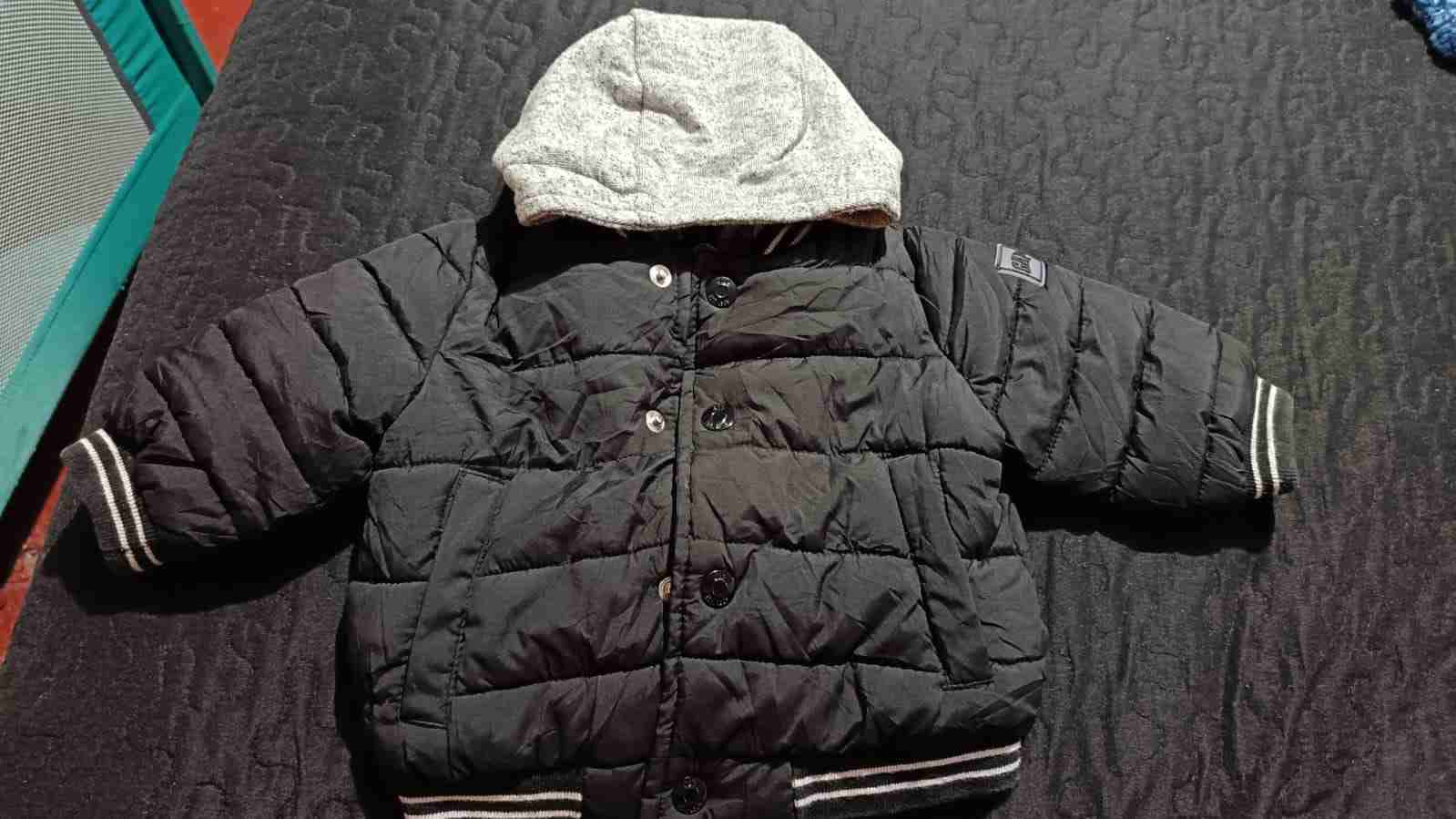 Chaqueta negra con capucha gris - miniatura 1