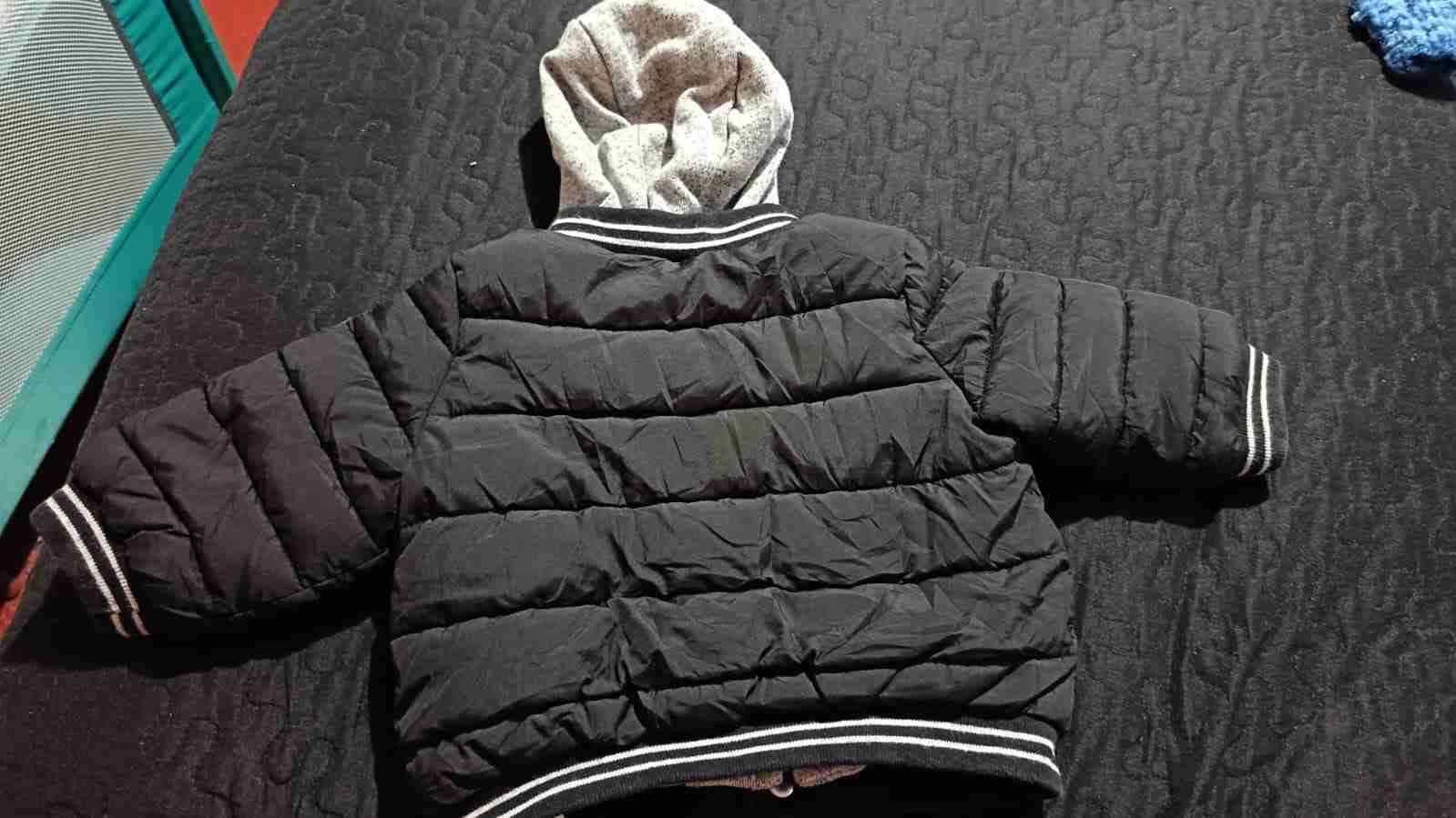 Chaqueta negra con capucha gris - miniatura 2