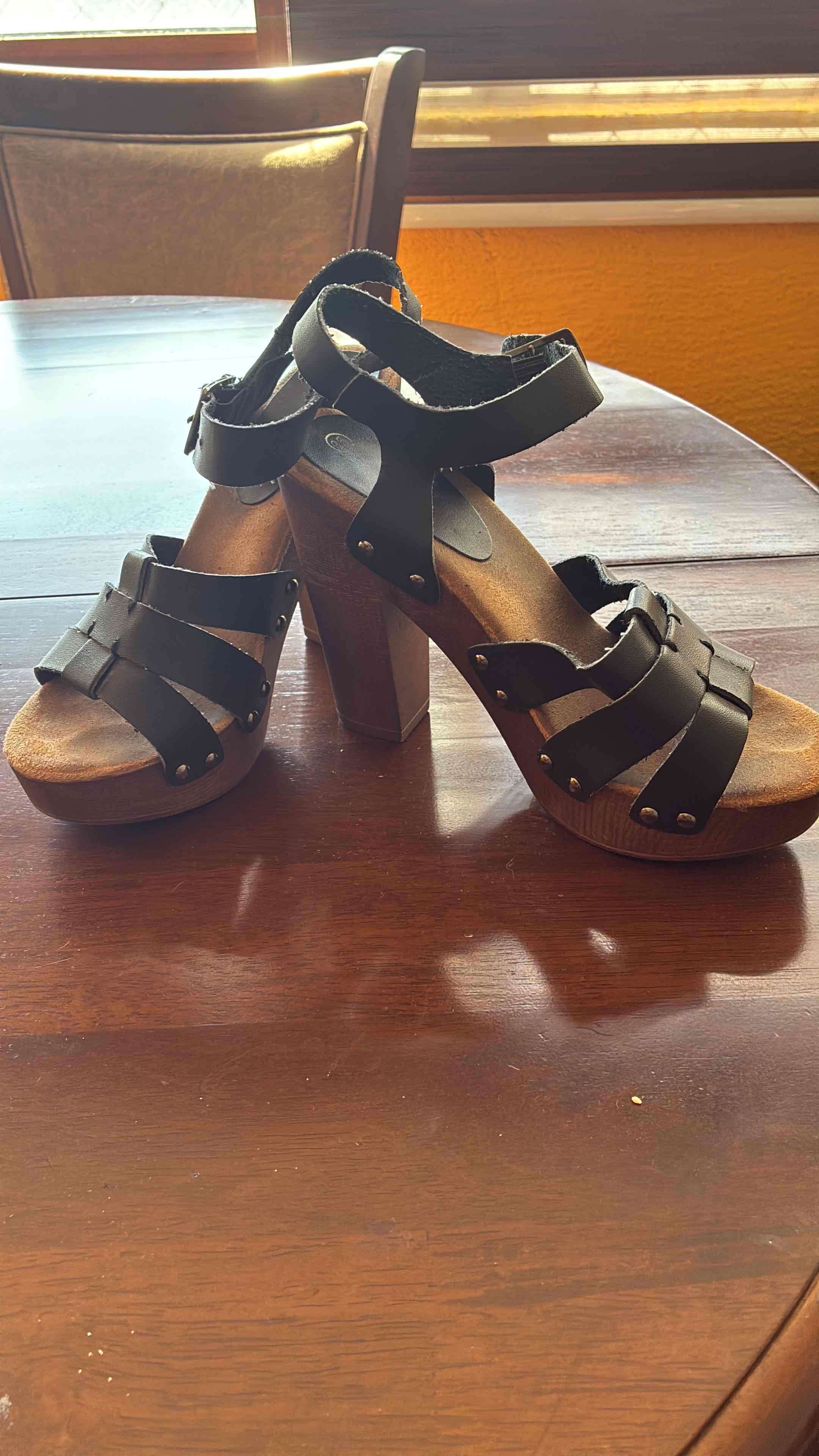 Sandalias negras de tacón alto - miniatura 2