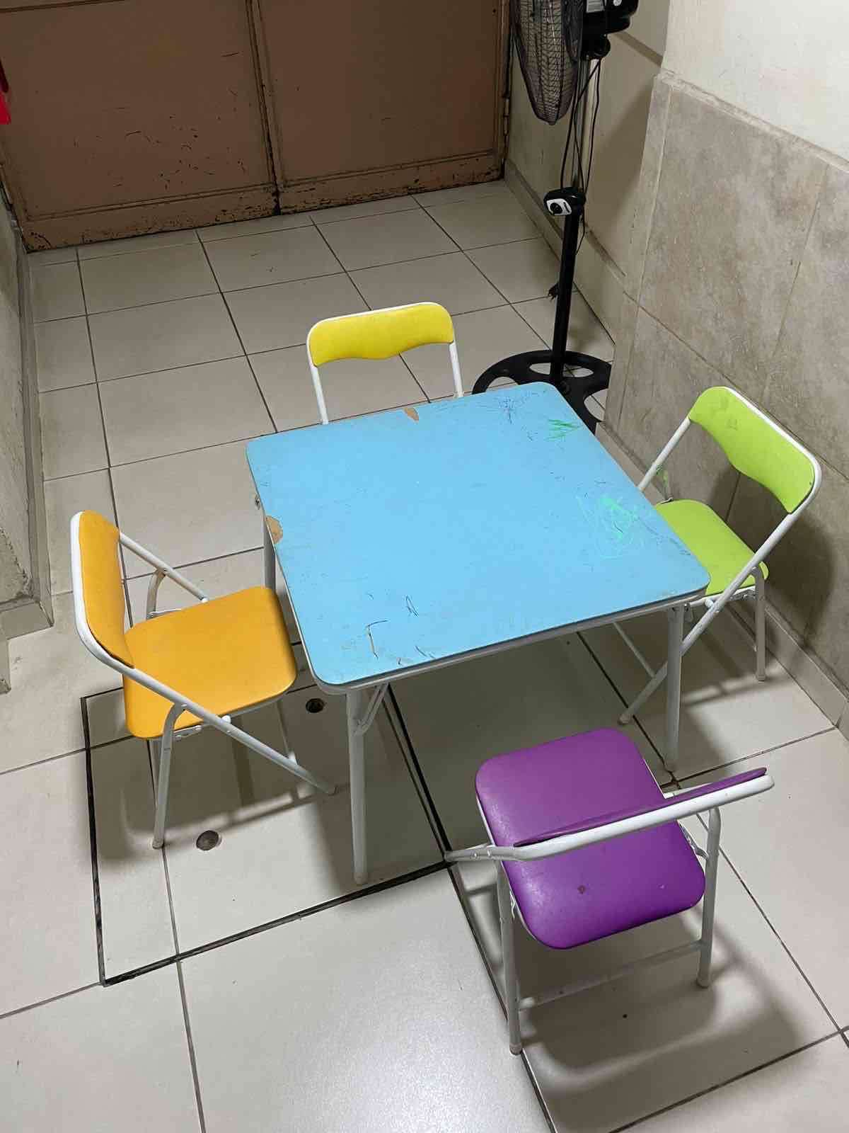 Mesa infantil con 4 sillas coloridas - miniatura 2