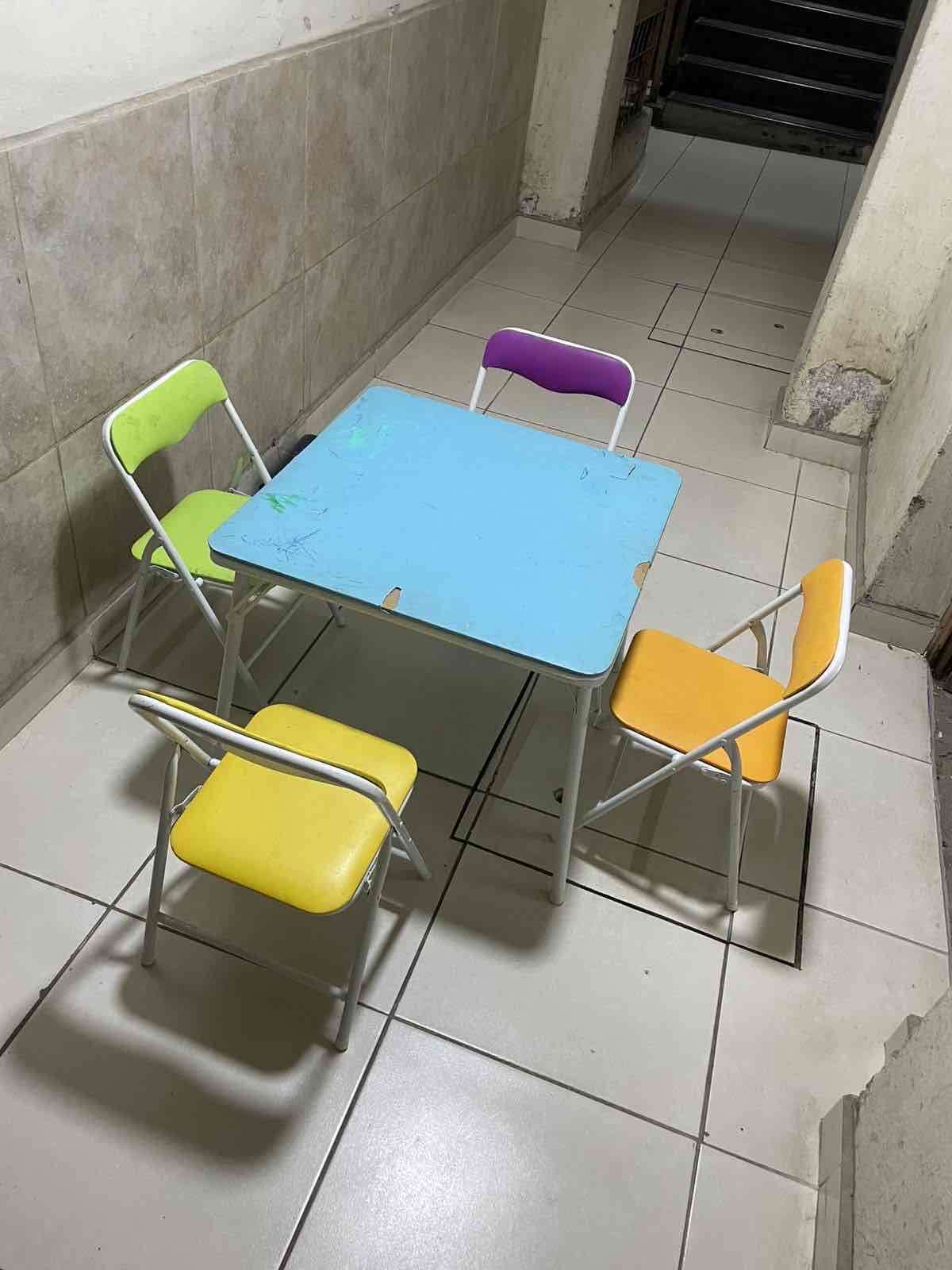Mesa infantil con 4 sillas coloridas - miniatura 3