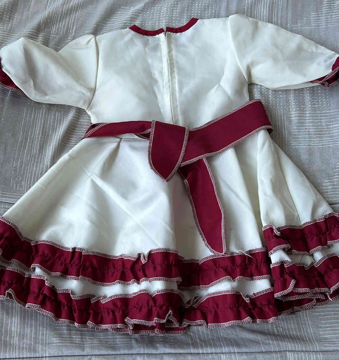 Vestido de niña con bordado - miniatura 2
