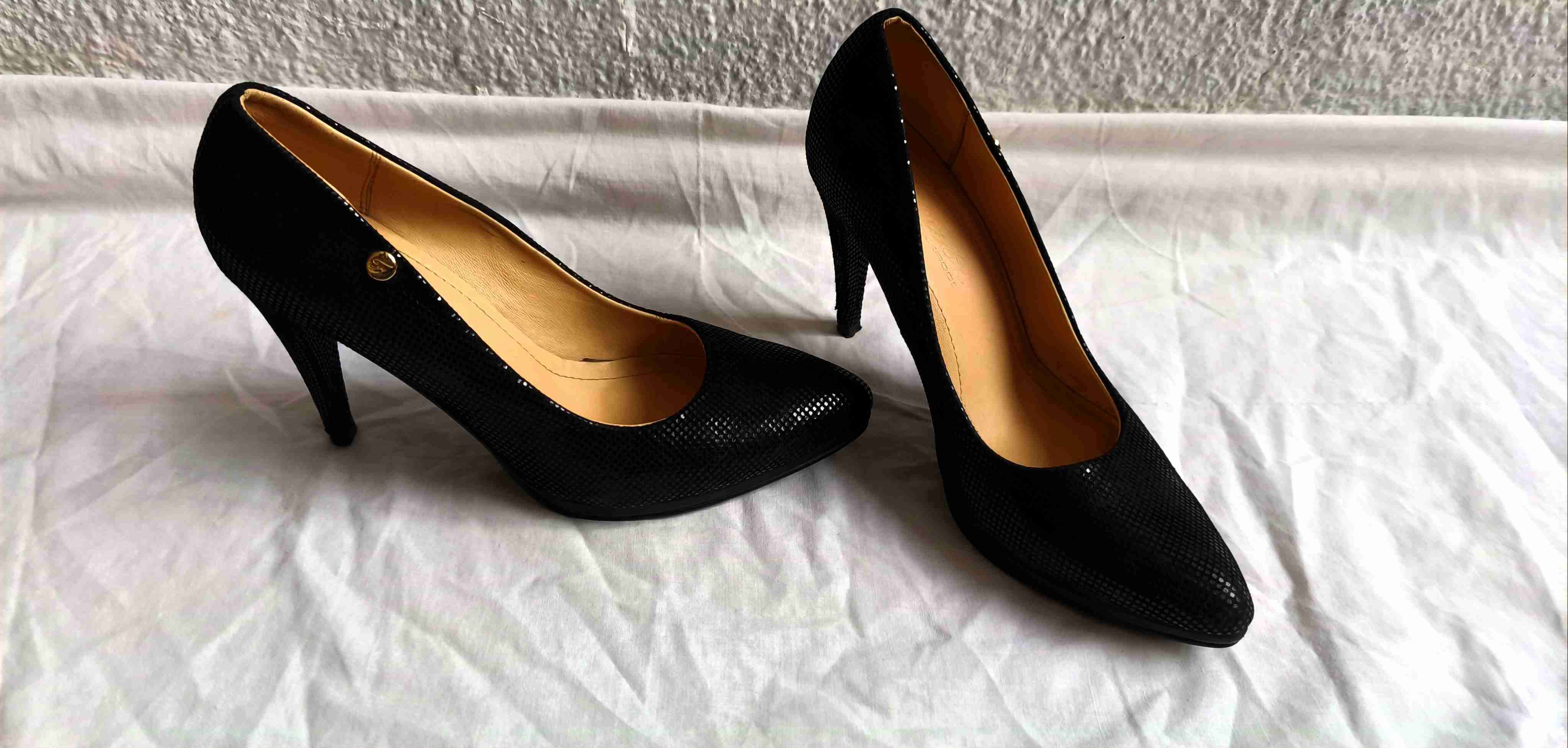 Zapatos de tacón negro elegantes - miniatura 2