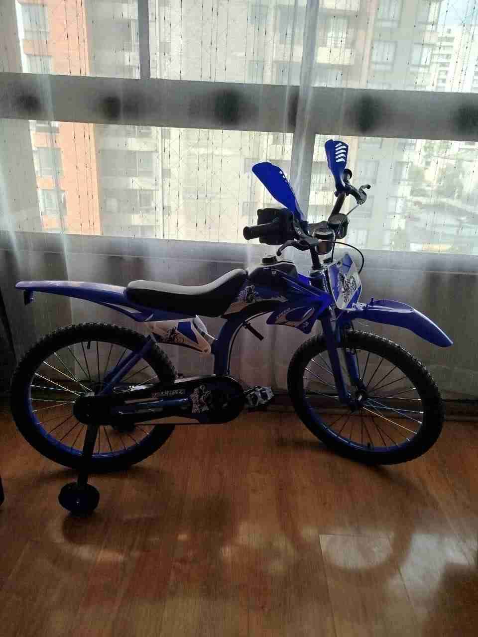 Bicicleta infantil azul con rueditas - miniatura 1