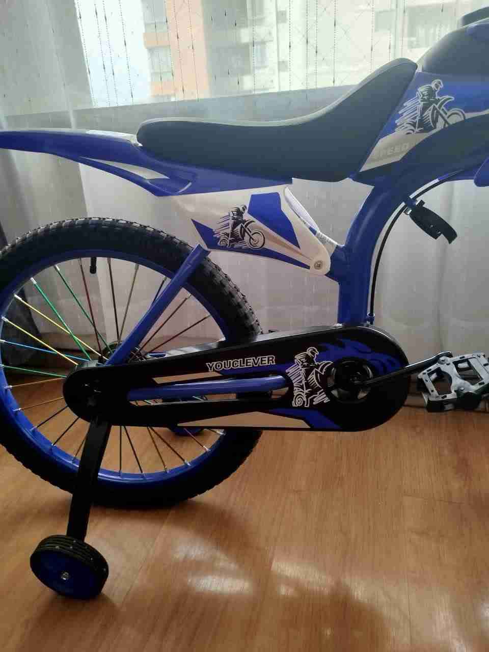 Bicicleta infantil azul con rueditas - miniatura 2