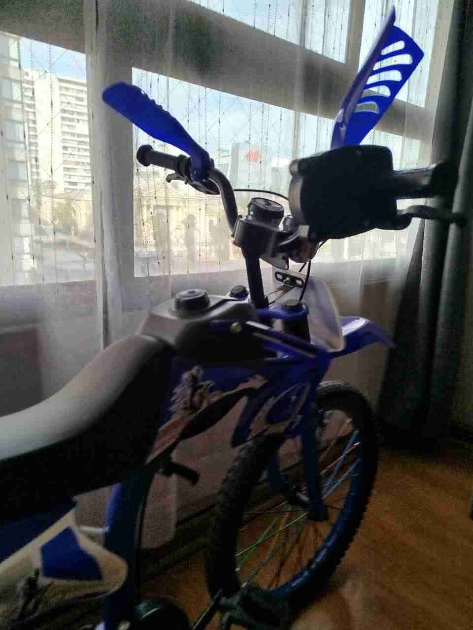 Bicicleta infantil azul con rueditas - miniatura 4