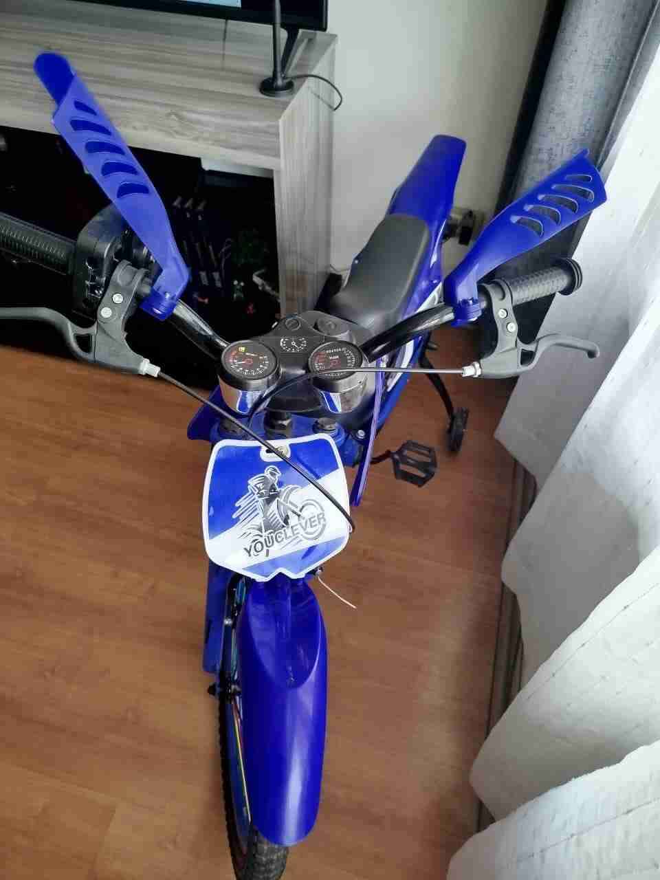 Bicicleta infantil azul con rueditas - miniatura 6