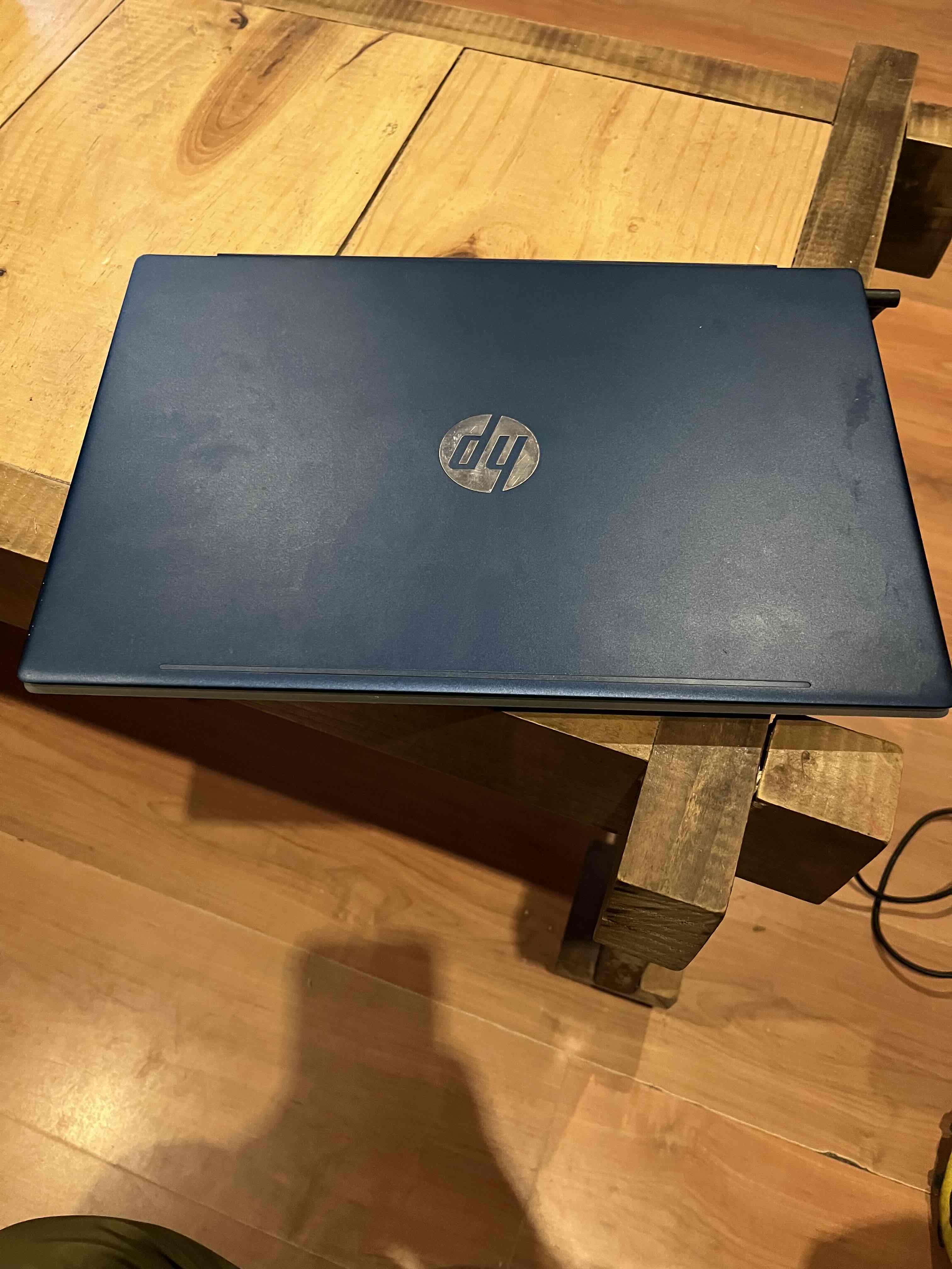 Notebook HP azul en buen estado - miniatura 1