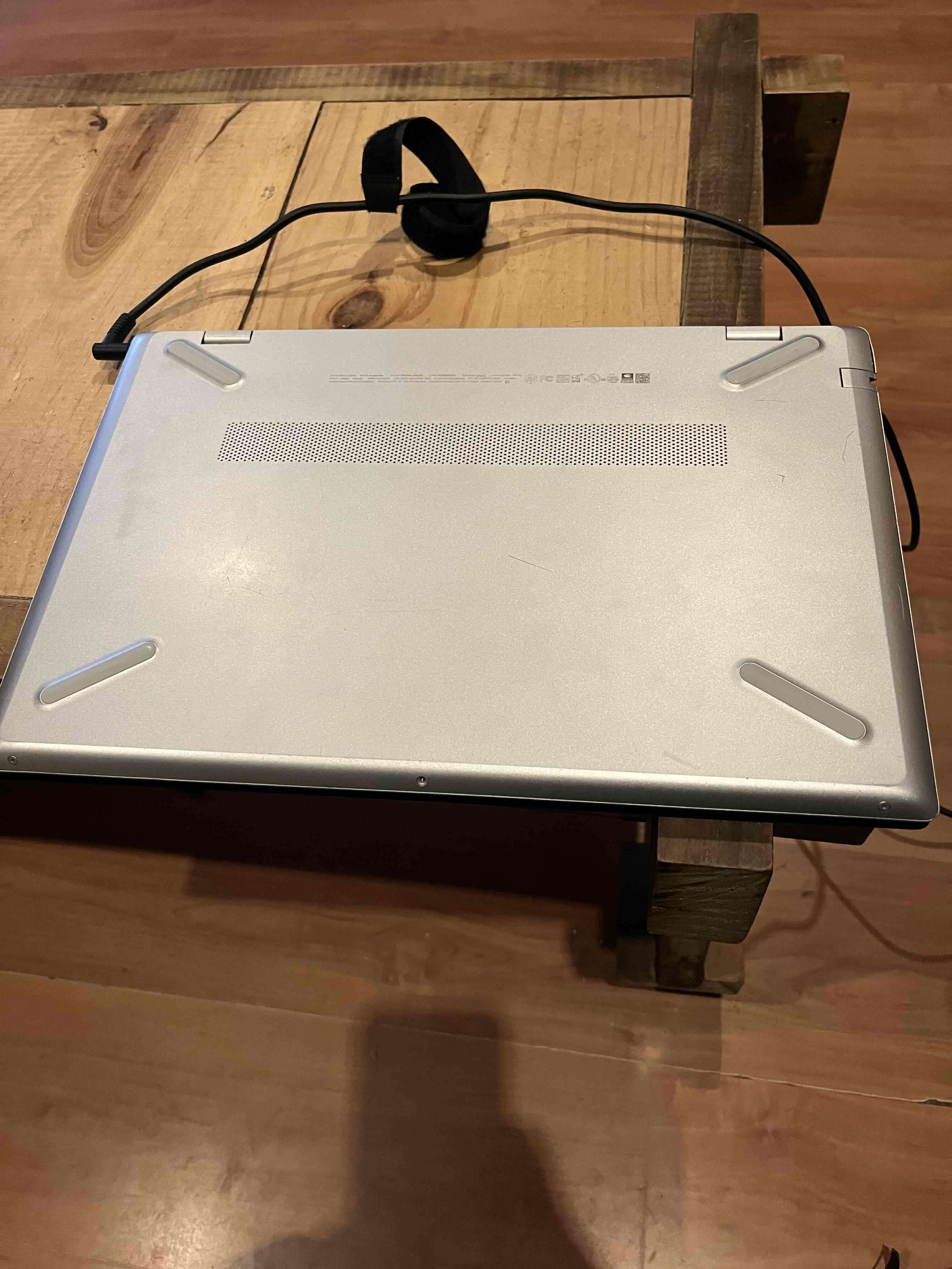 Notebook HP azul en buen estado - miniatura 2