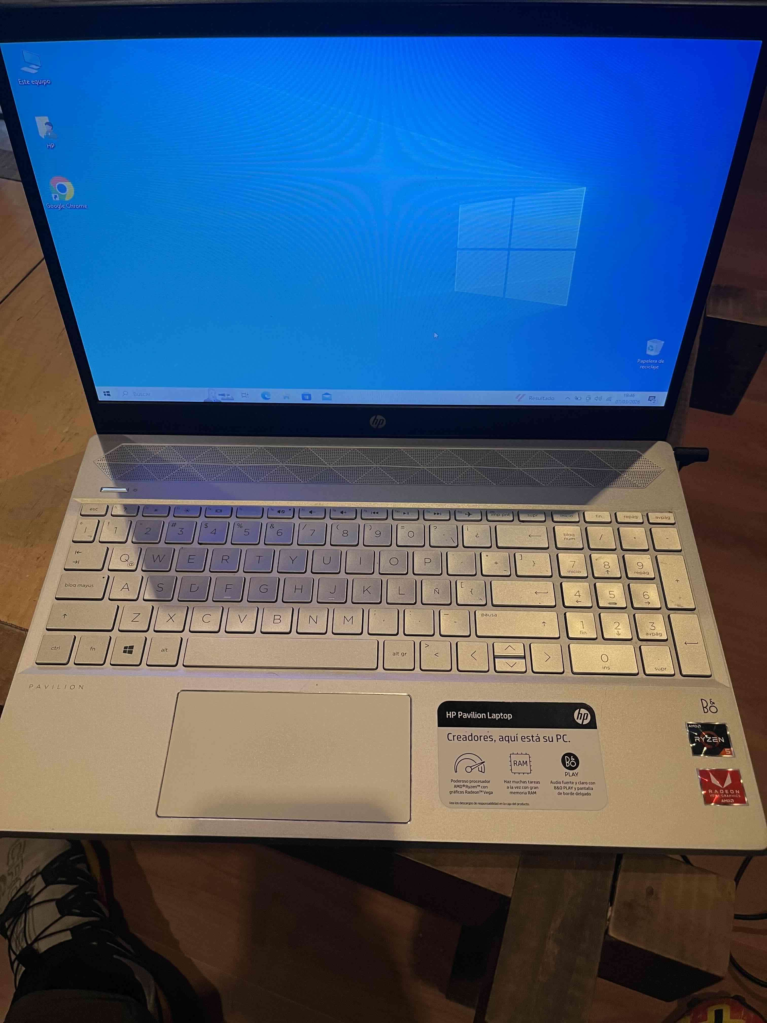 Notebook HP azul en buen estado - miniatura 3