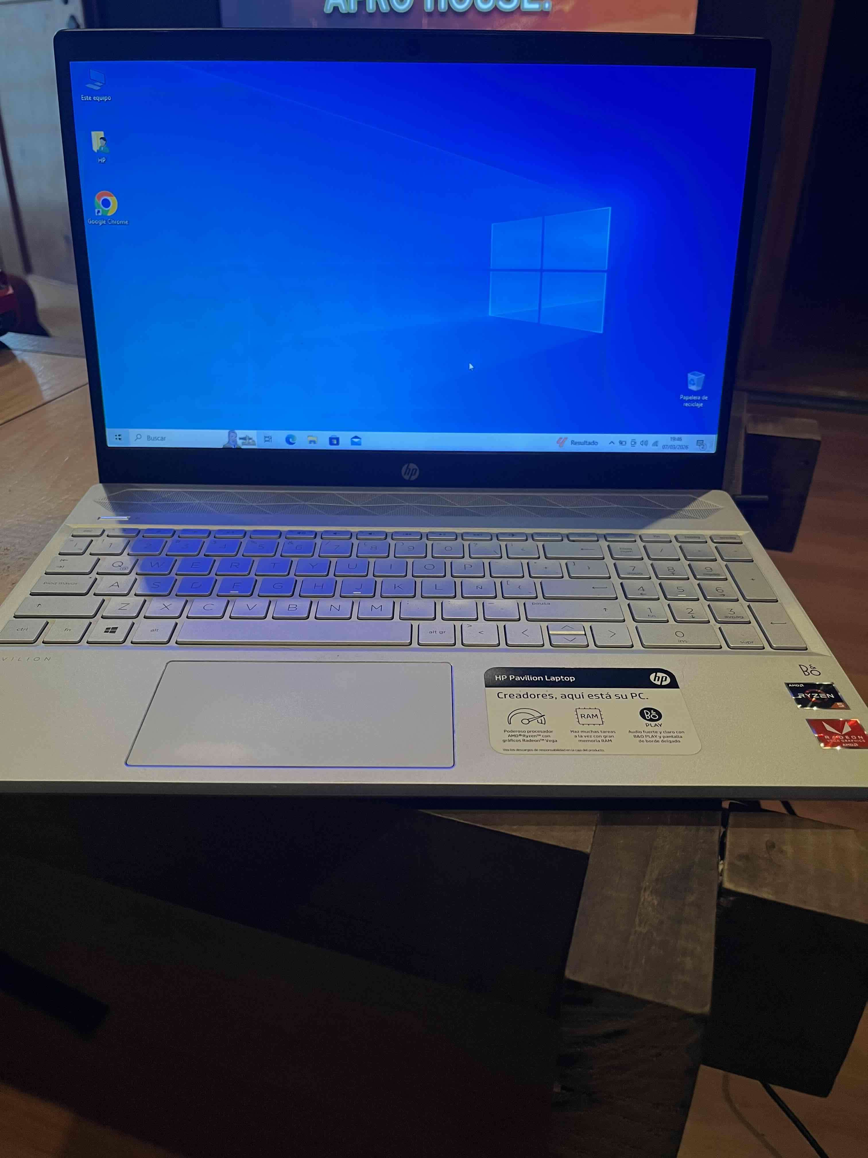 Notebook HP azul en buen estado - miniatura 4