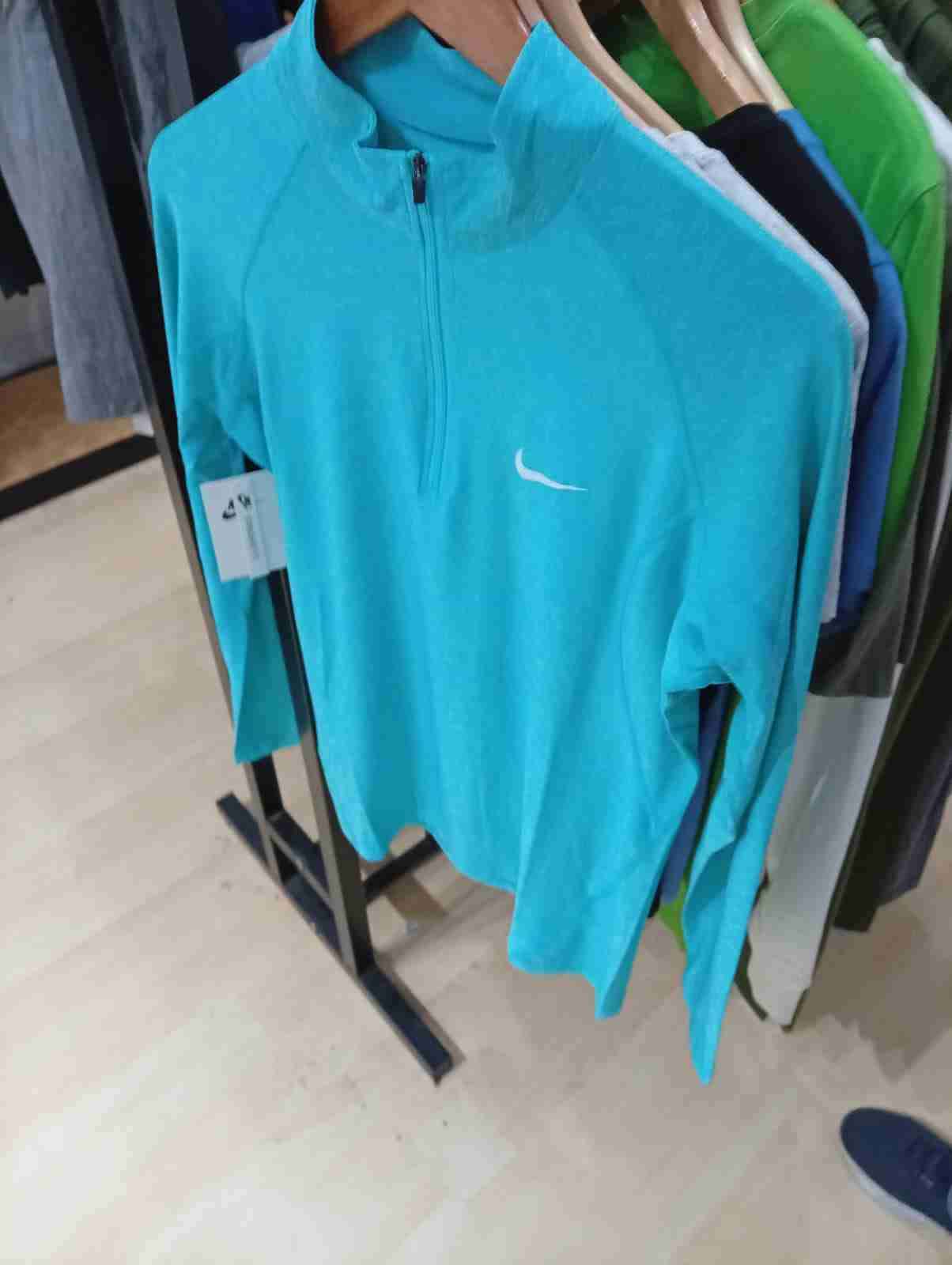 Polerón deportivo azul con logo