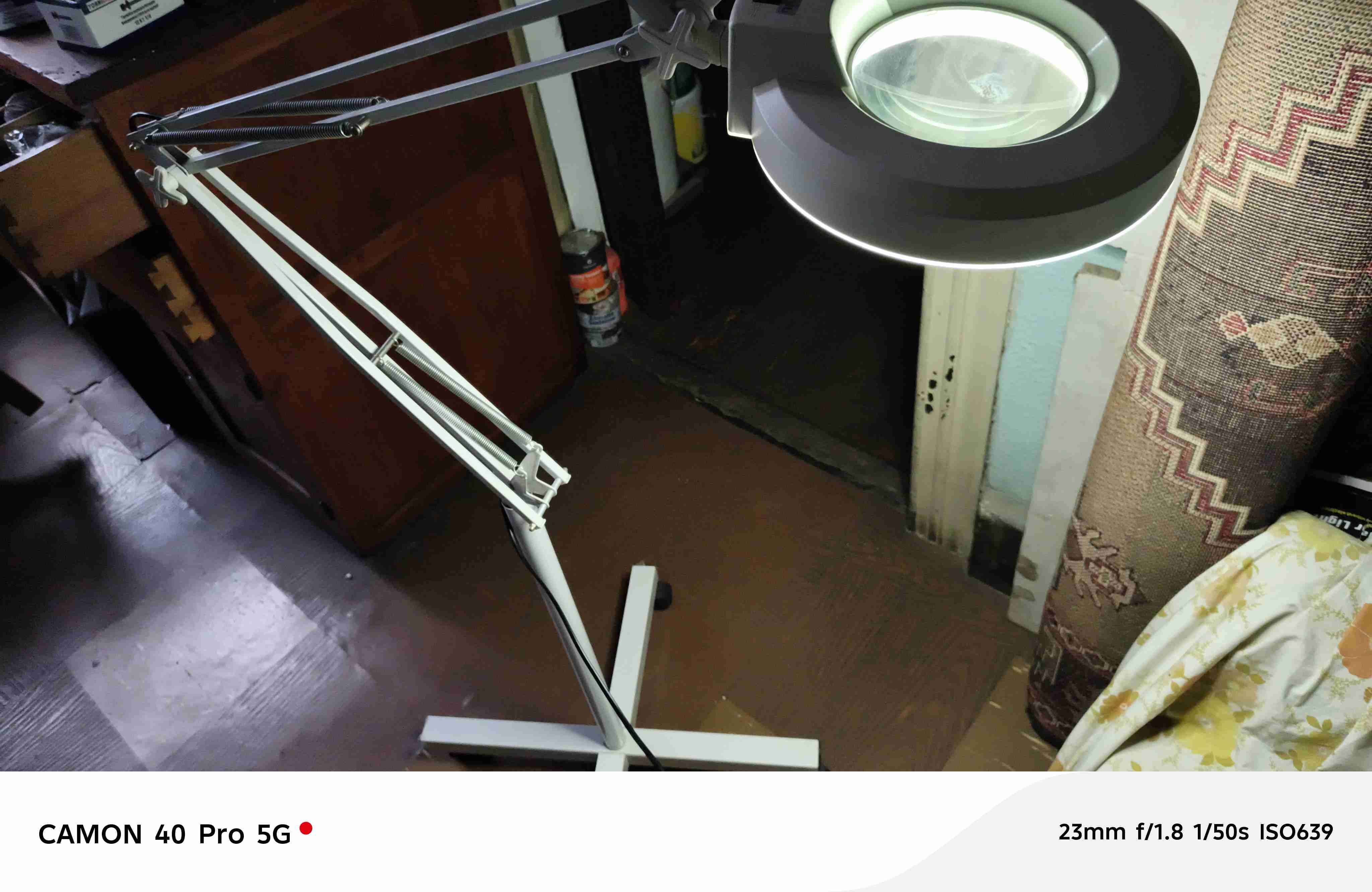 Lámpara con lupa ajustable