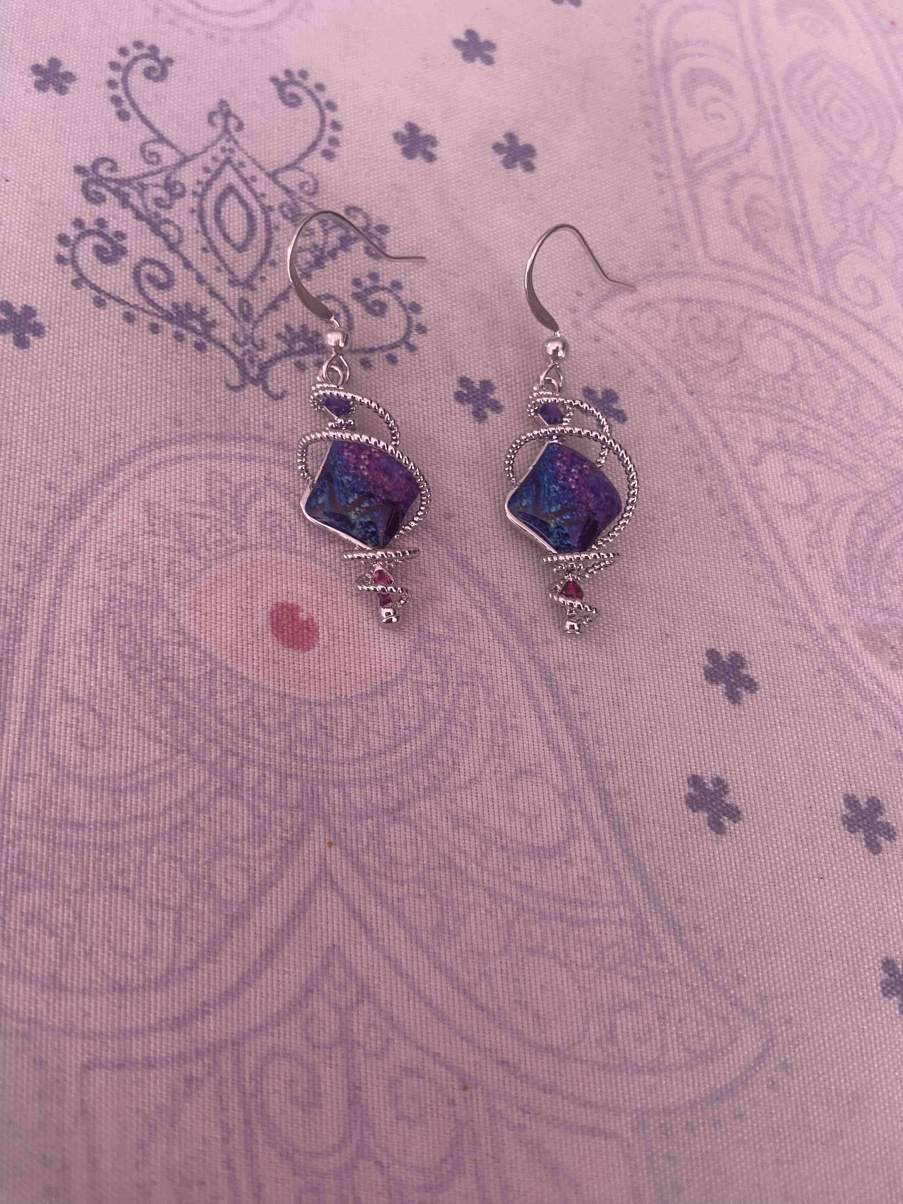 Aros colgantes con piedra colorida