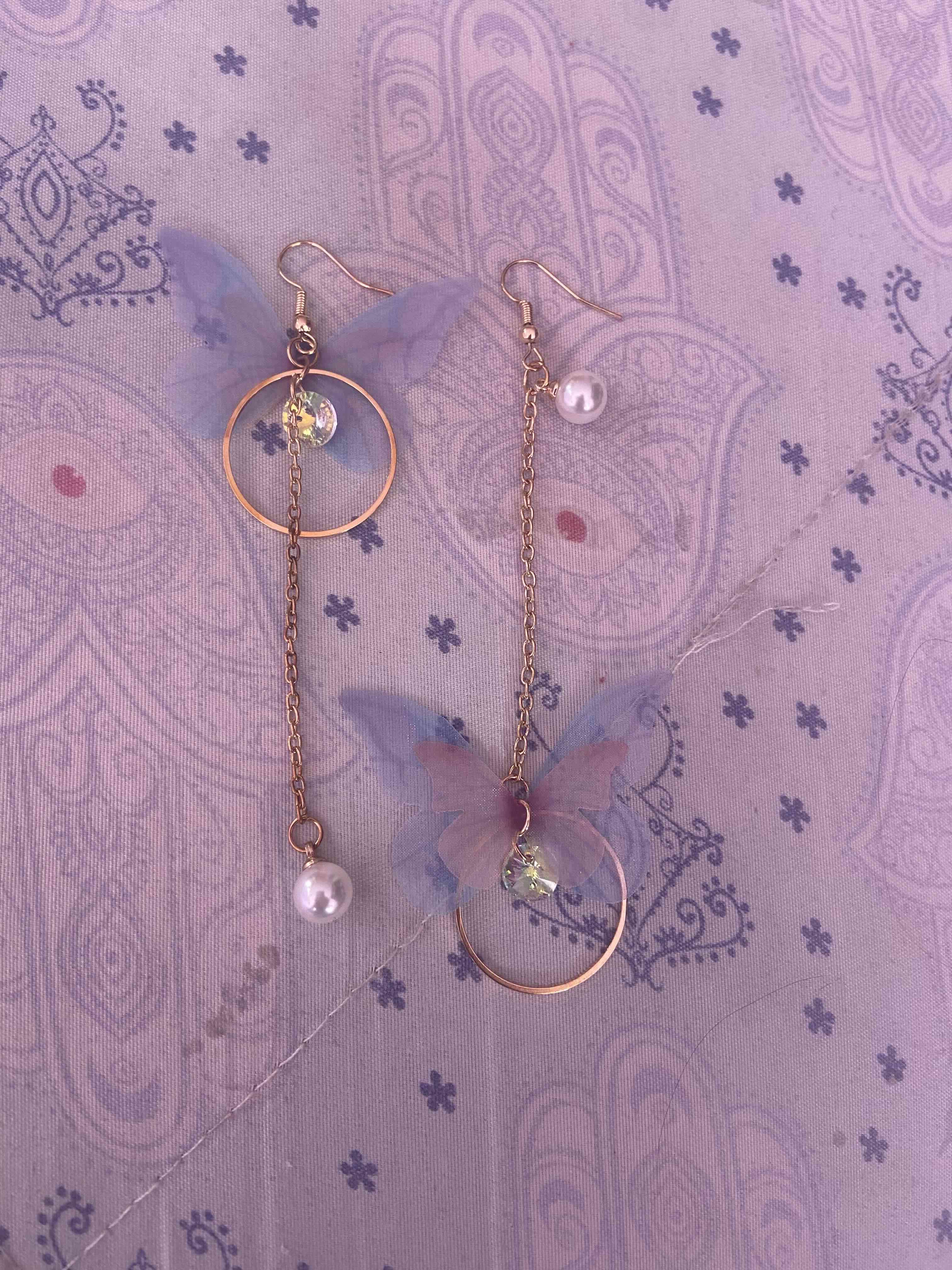 Aros colgantes mariposa dorados