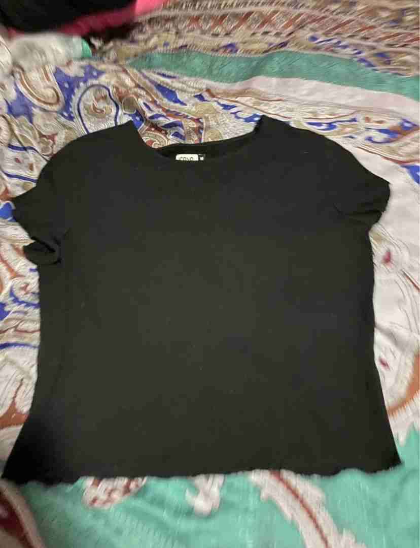 Polera negra básica