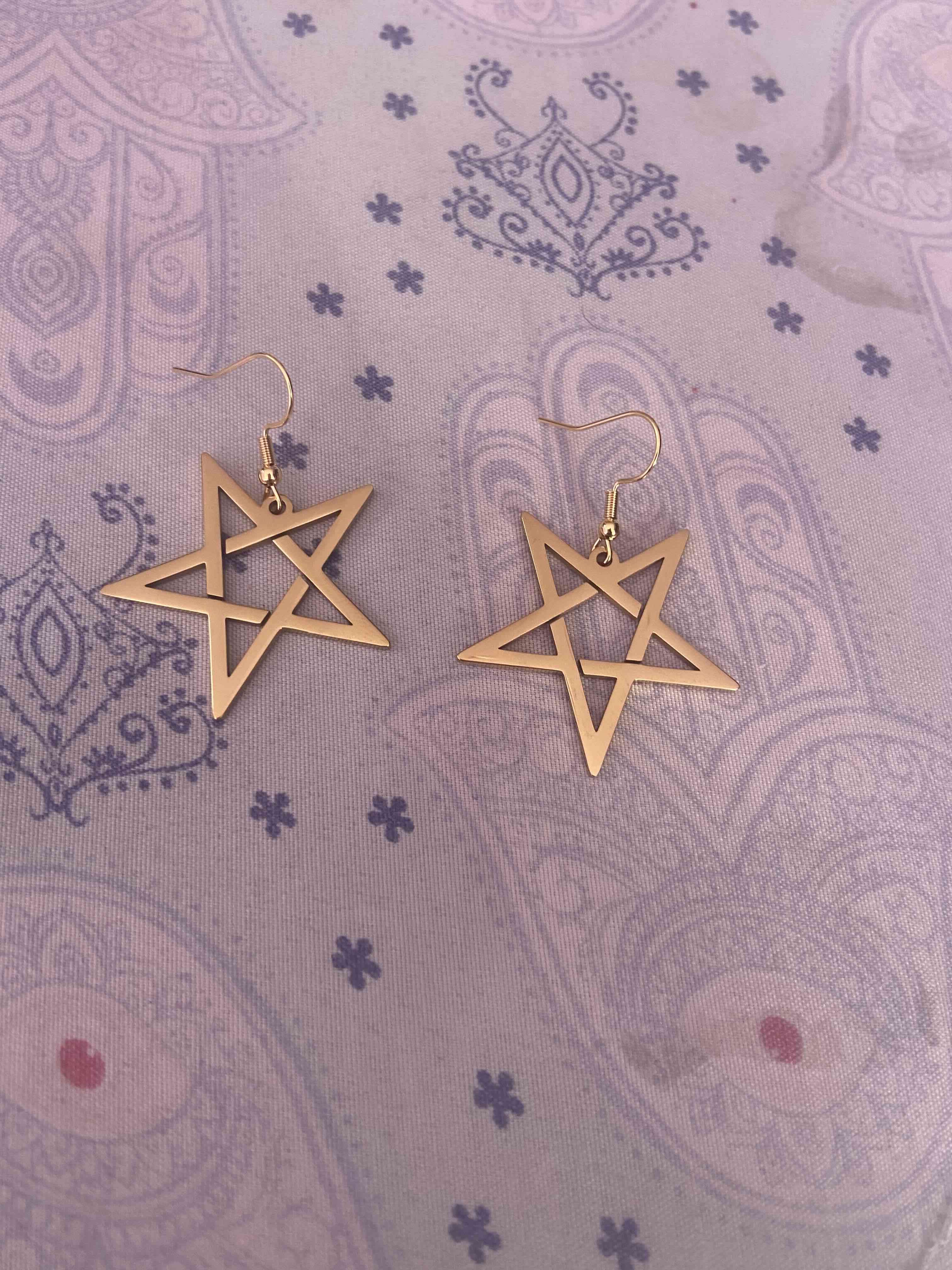 Aros dorados en forma estelar