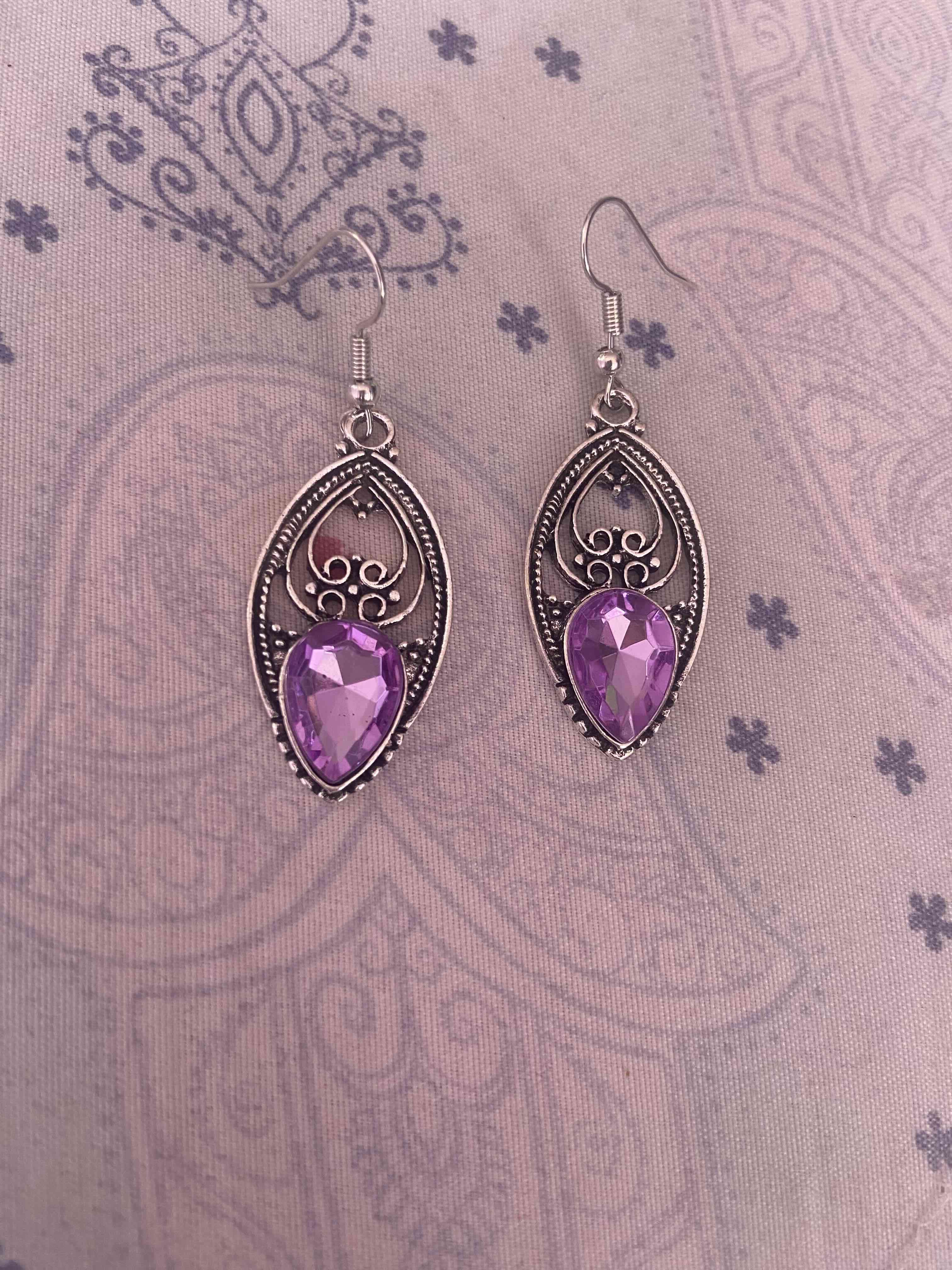 Aros colgantes con piedras moradas