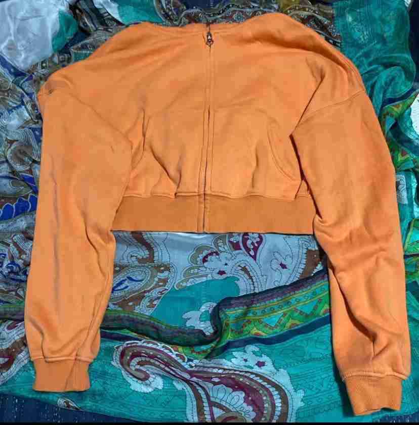 Polerón naranja con cierre