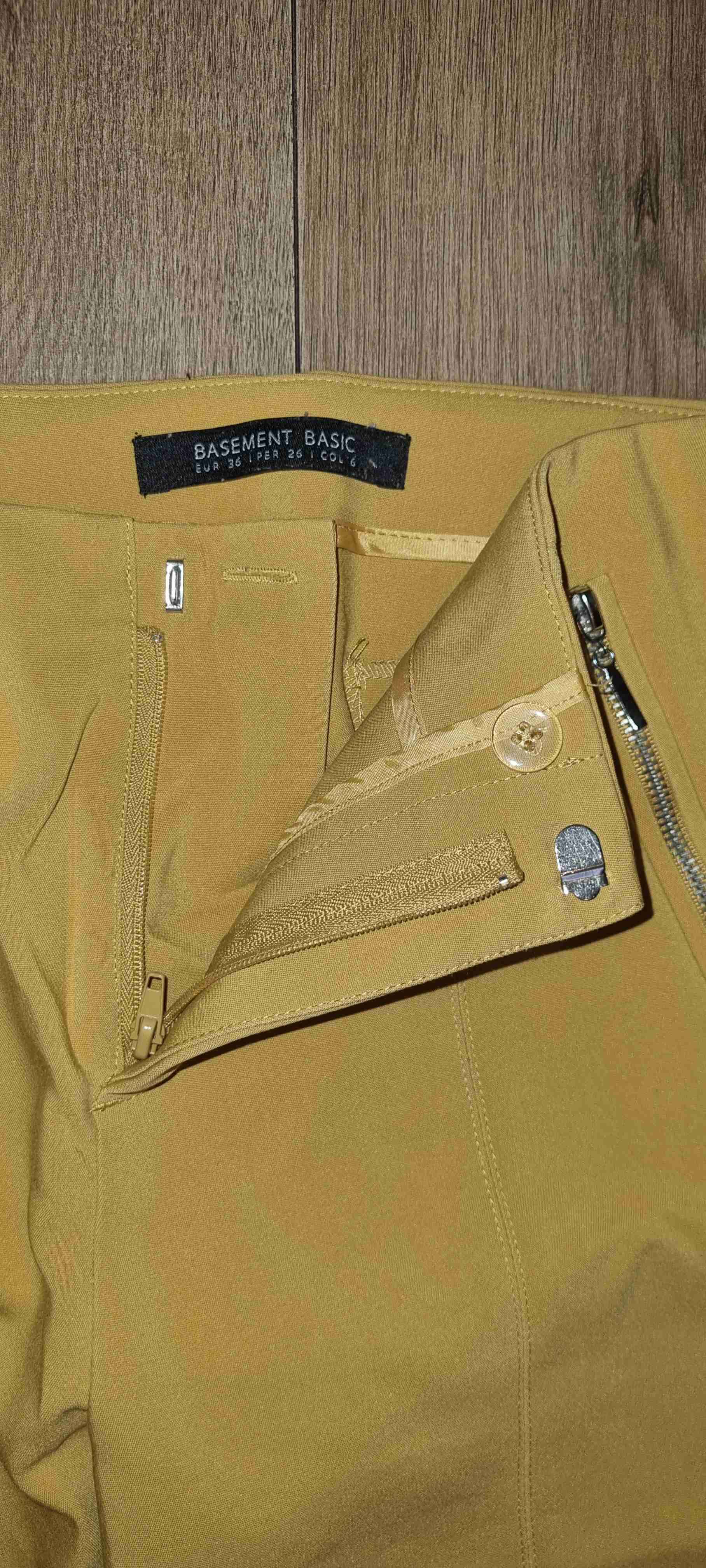 Pantalón tela color mostaza con cierres - miniatura 3