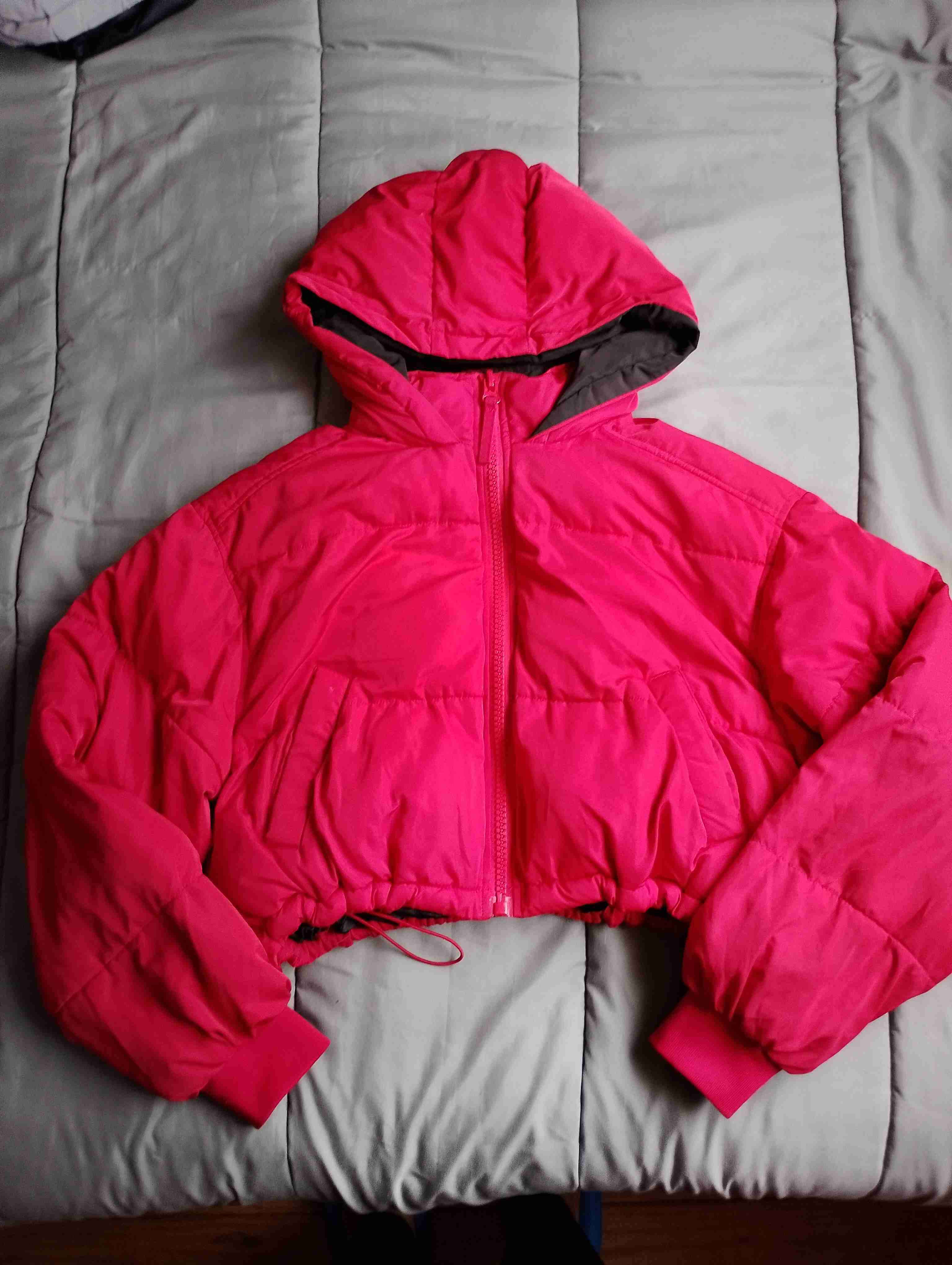 Chaqueta acolchada roja con capucha - miniatura 1