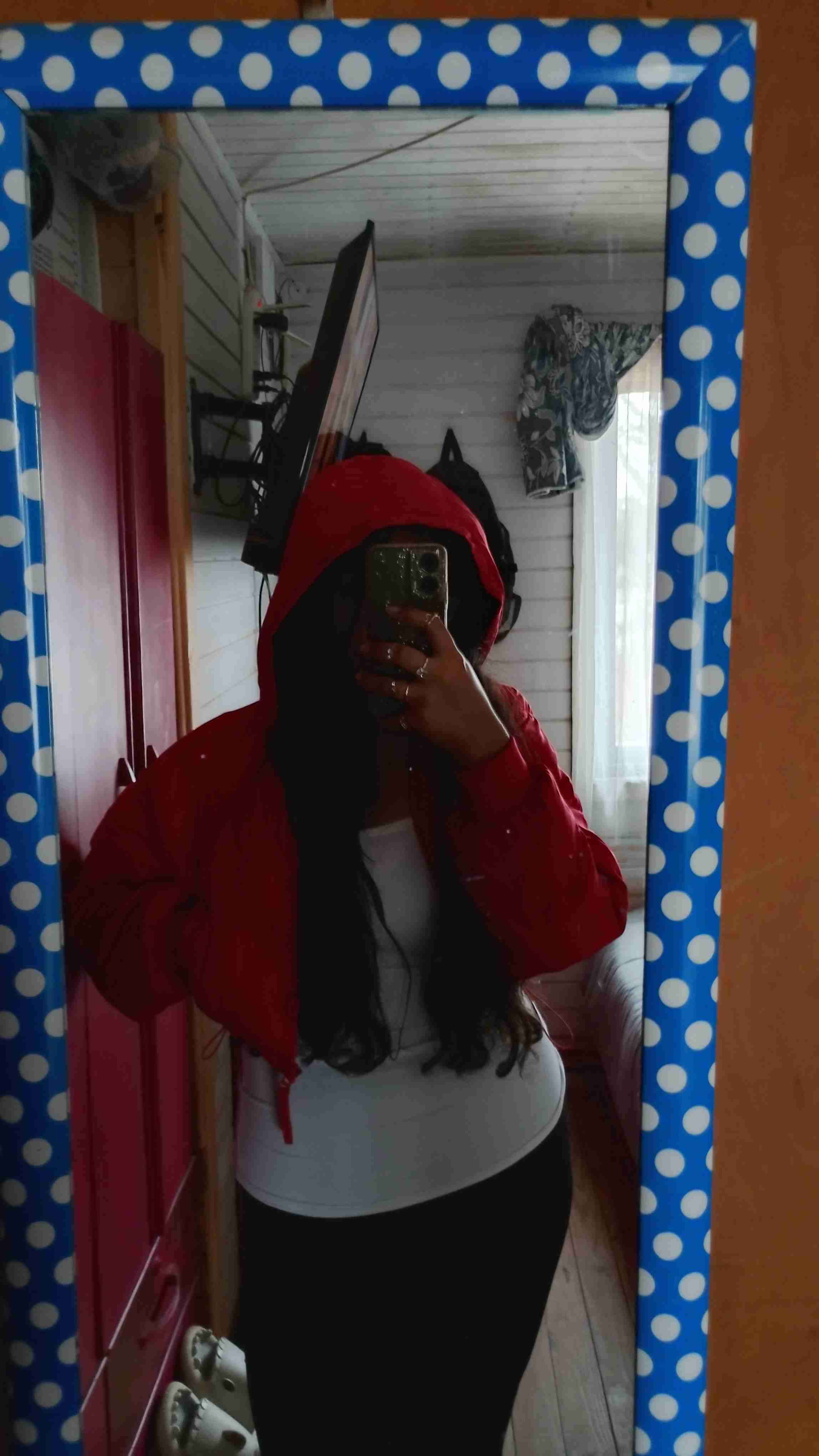 Chaqueta acolchada roja con capucha - miniatura 3