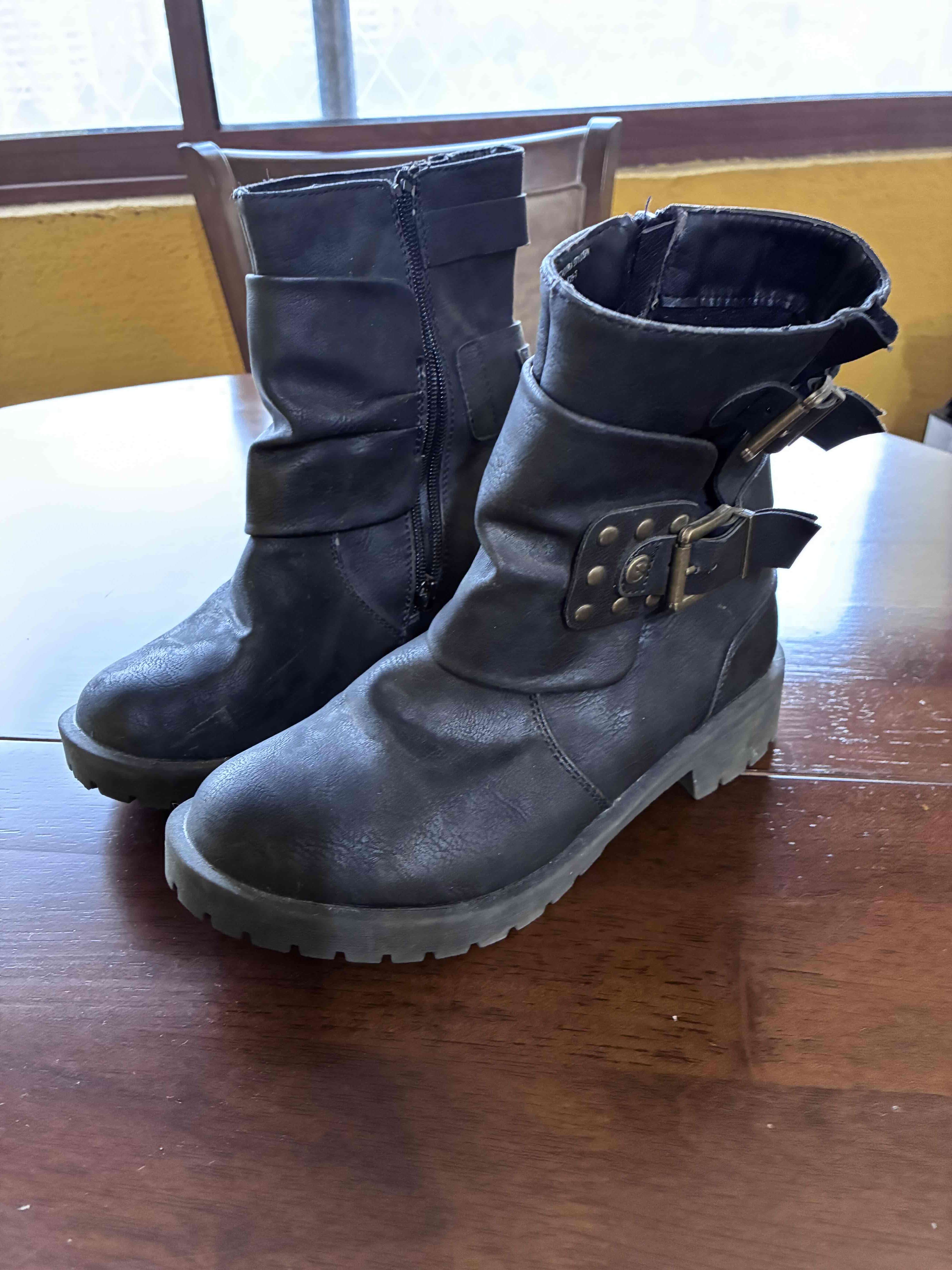 Botines negros con hebillas - miniatura 2