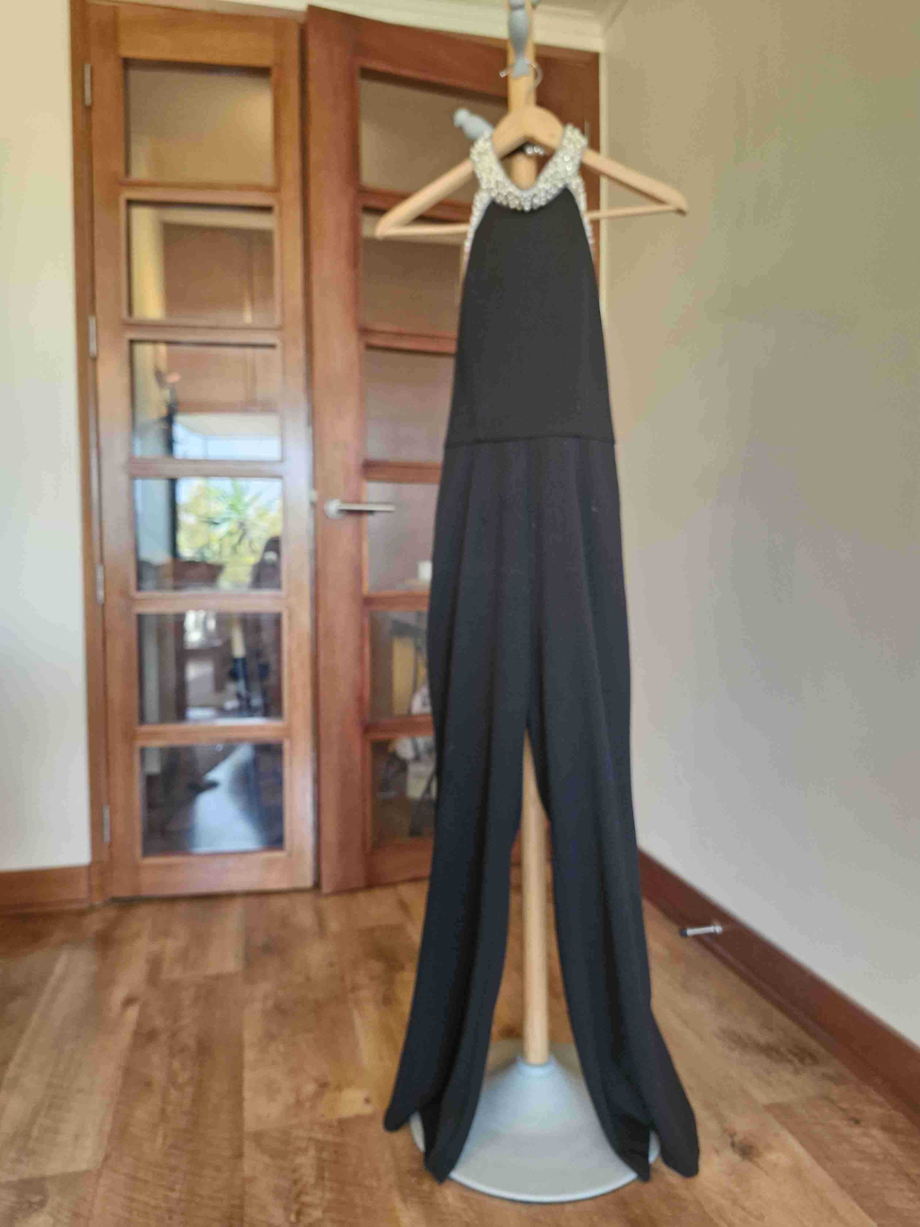 Vestido negro con cuello adornado - miniatura 1