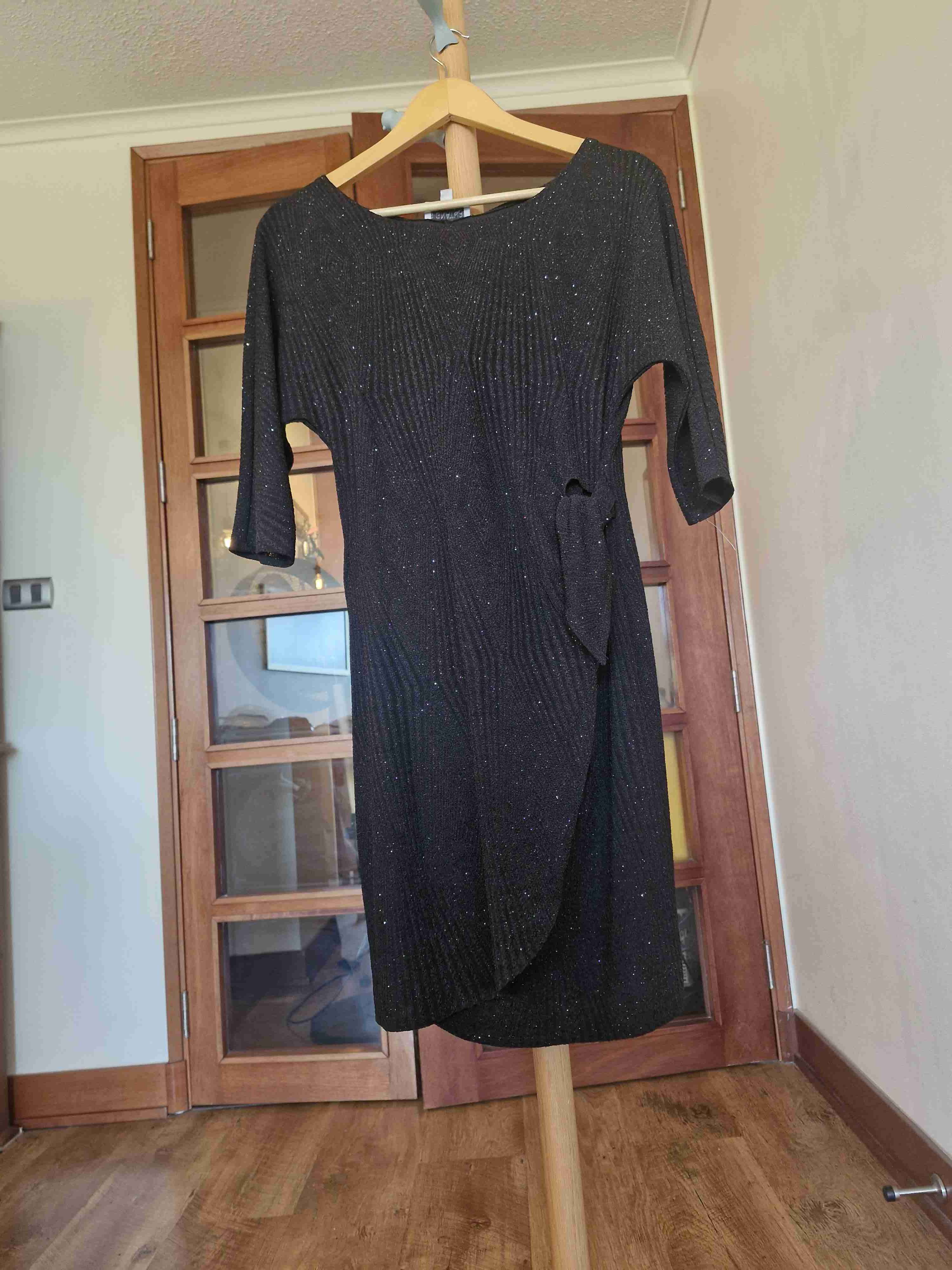 Vestido negro con cuello adornado - miniatura 4