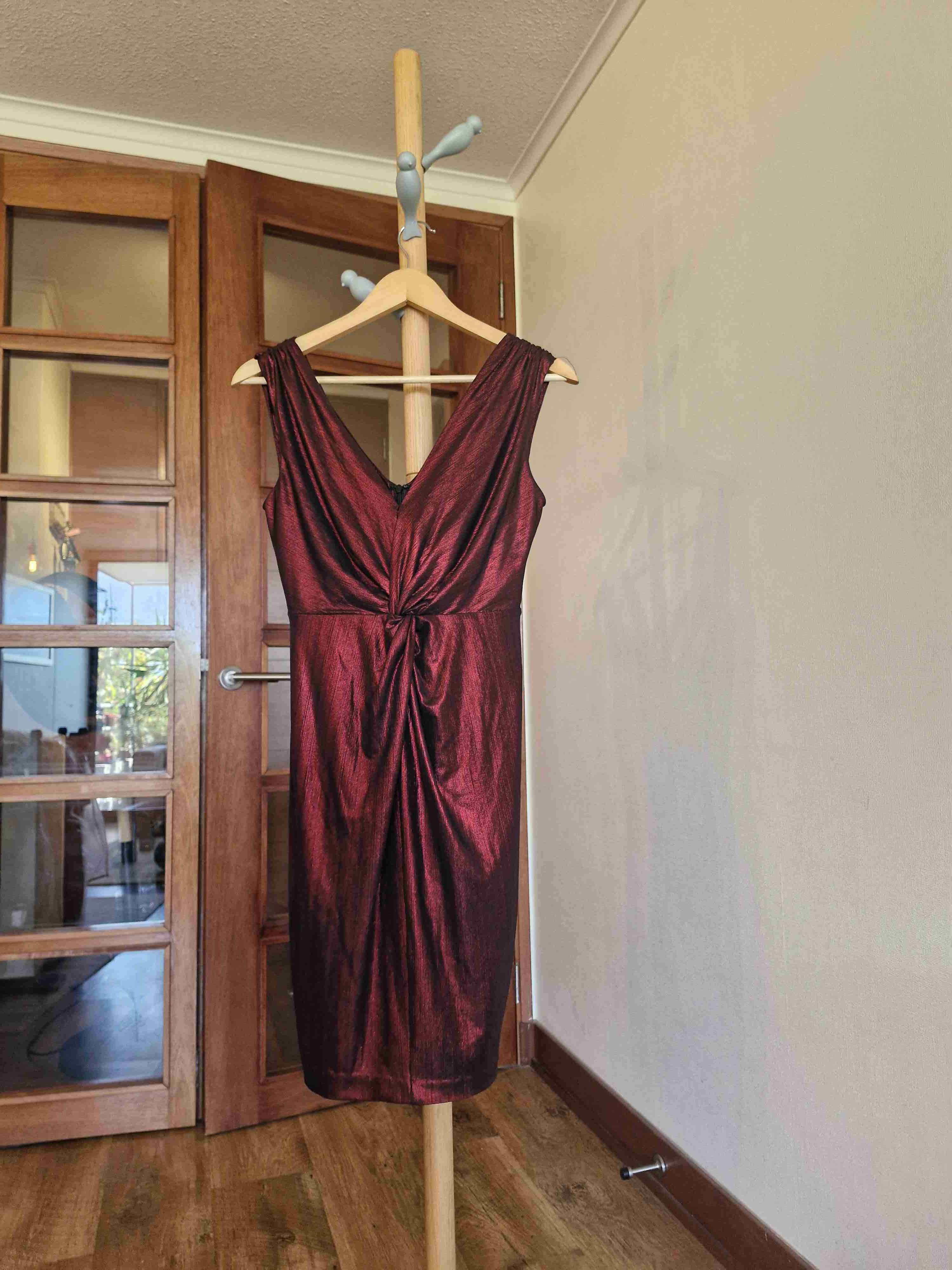 Vestido negro con cuello adornado - miniatura 5