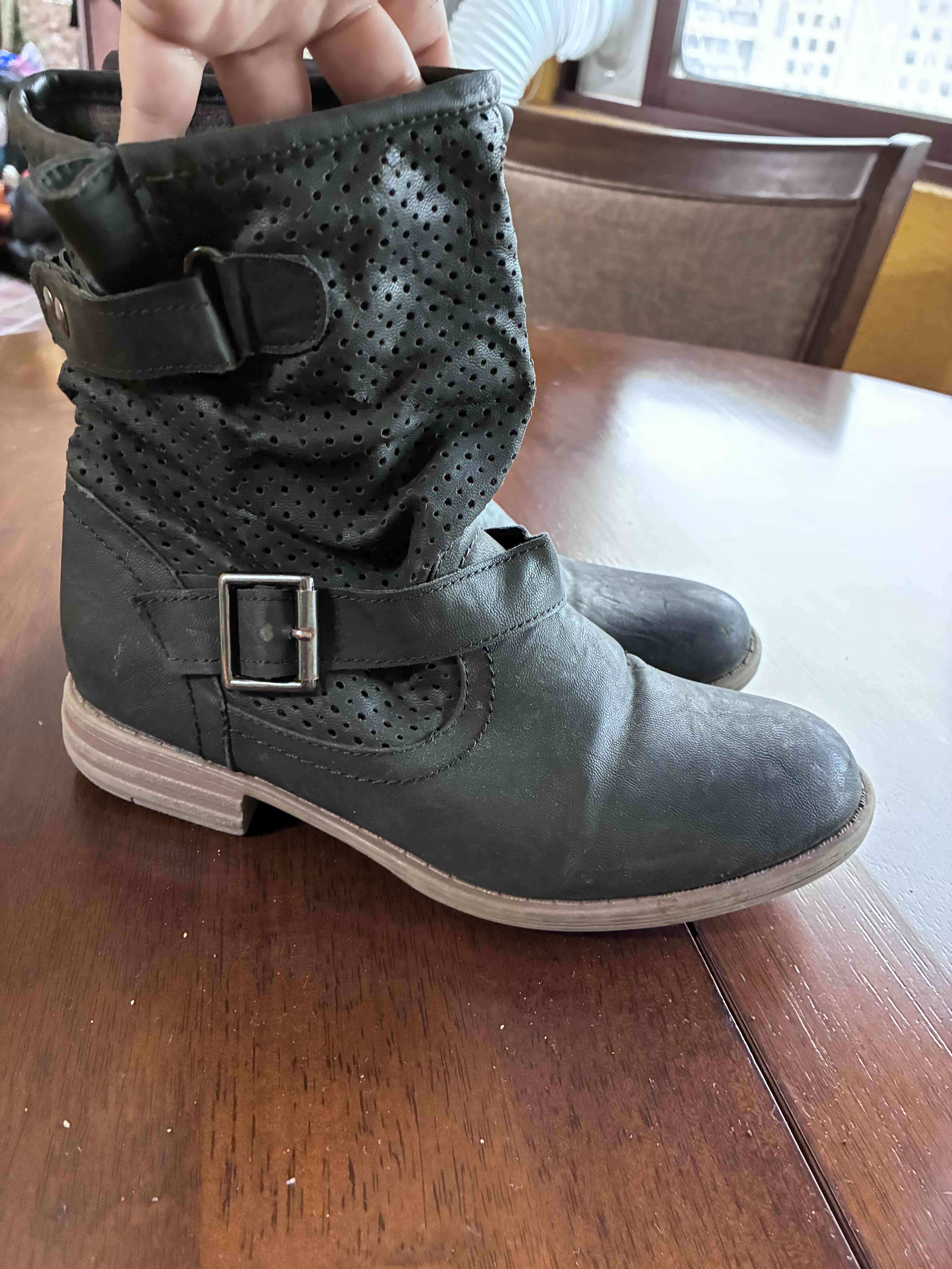 Botines negros con hebillas - miniatura 1