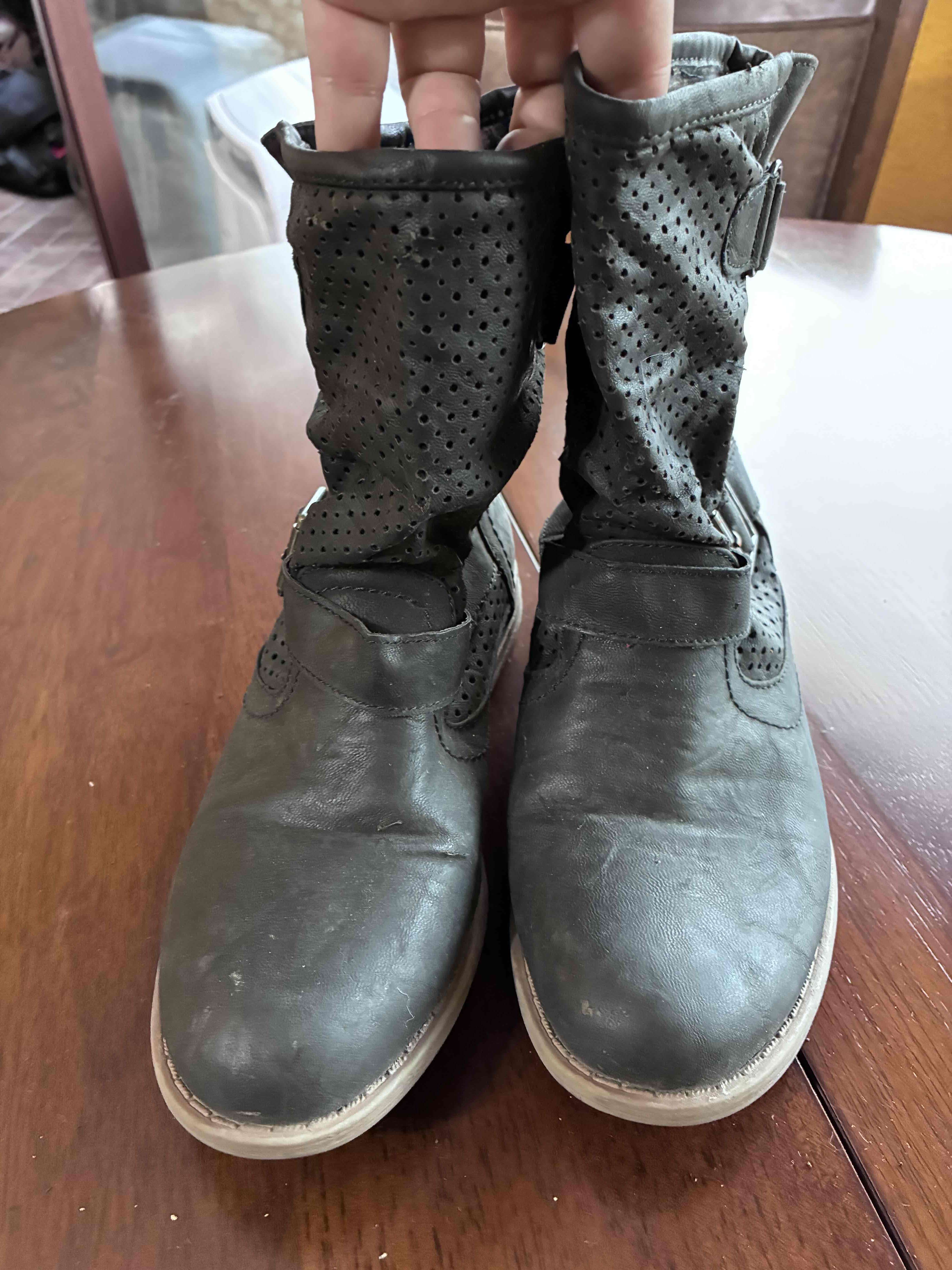 Botines negros con hebillas - miniatura 2