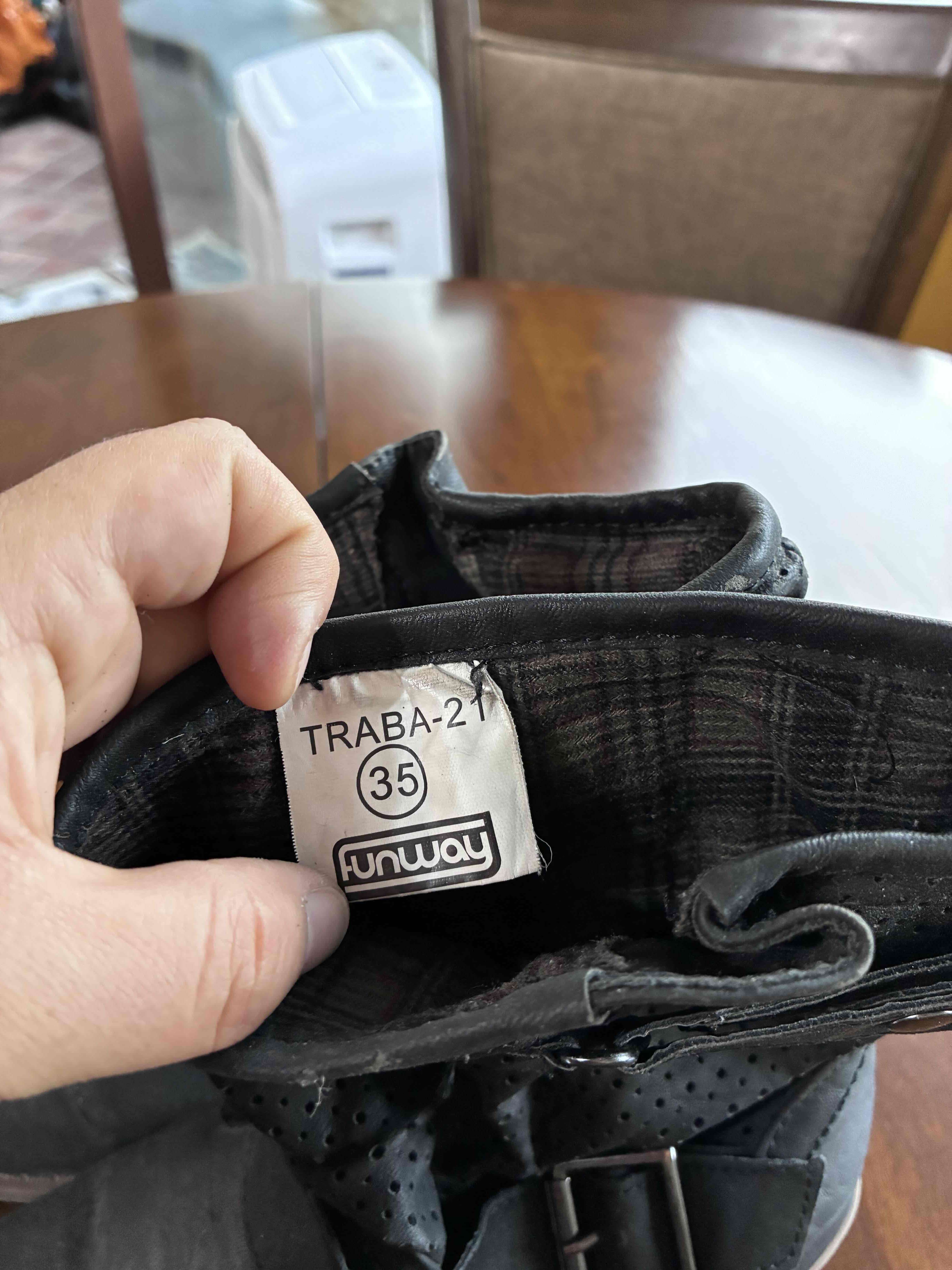 Botines negros con hebillas - miniatura 4