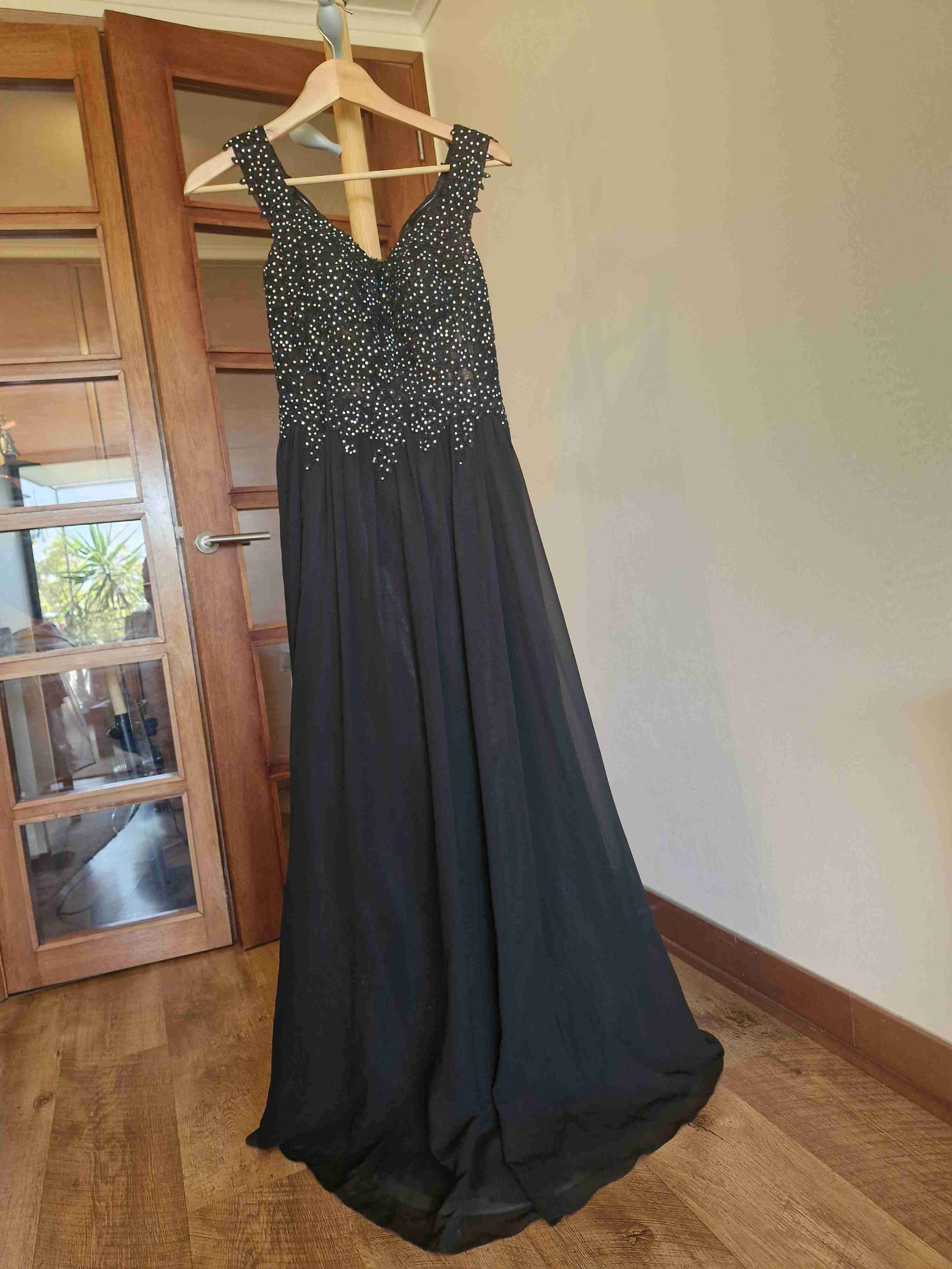 Vestido de gala negro con brillos