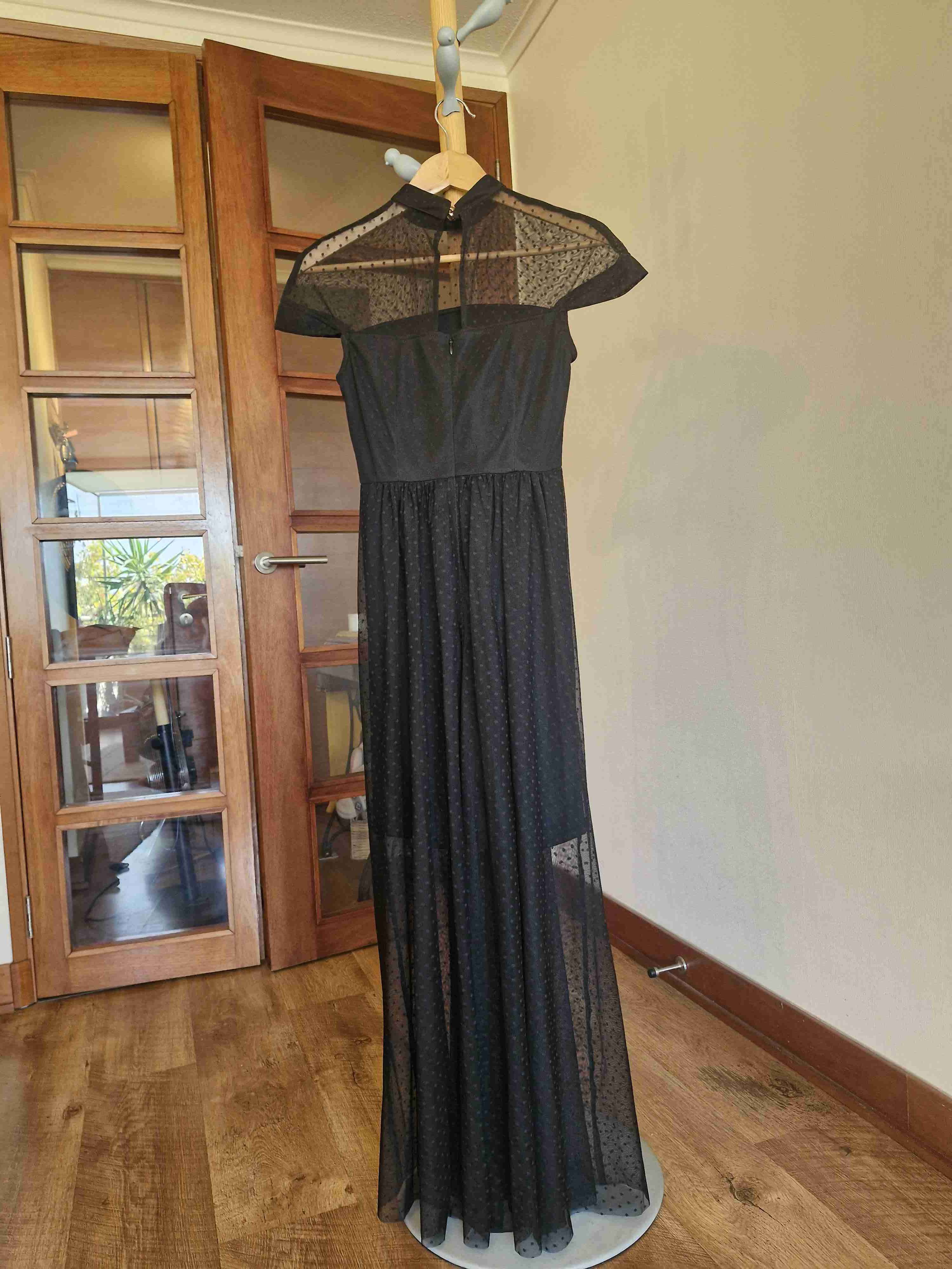 Vestido largo negro con transparencias