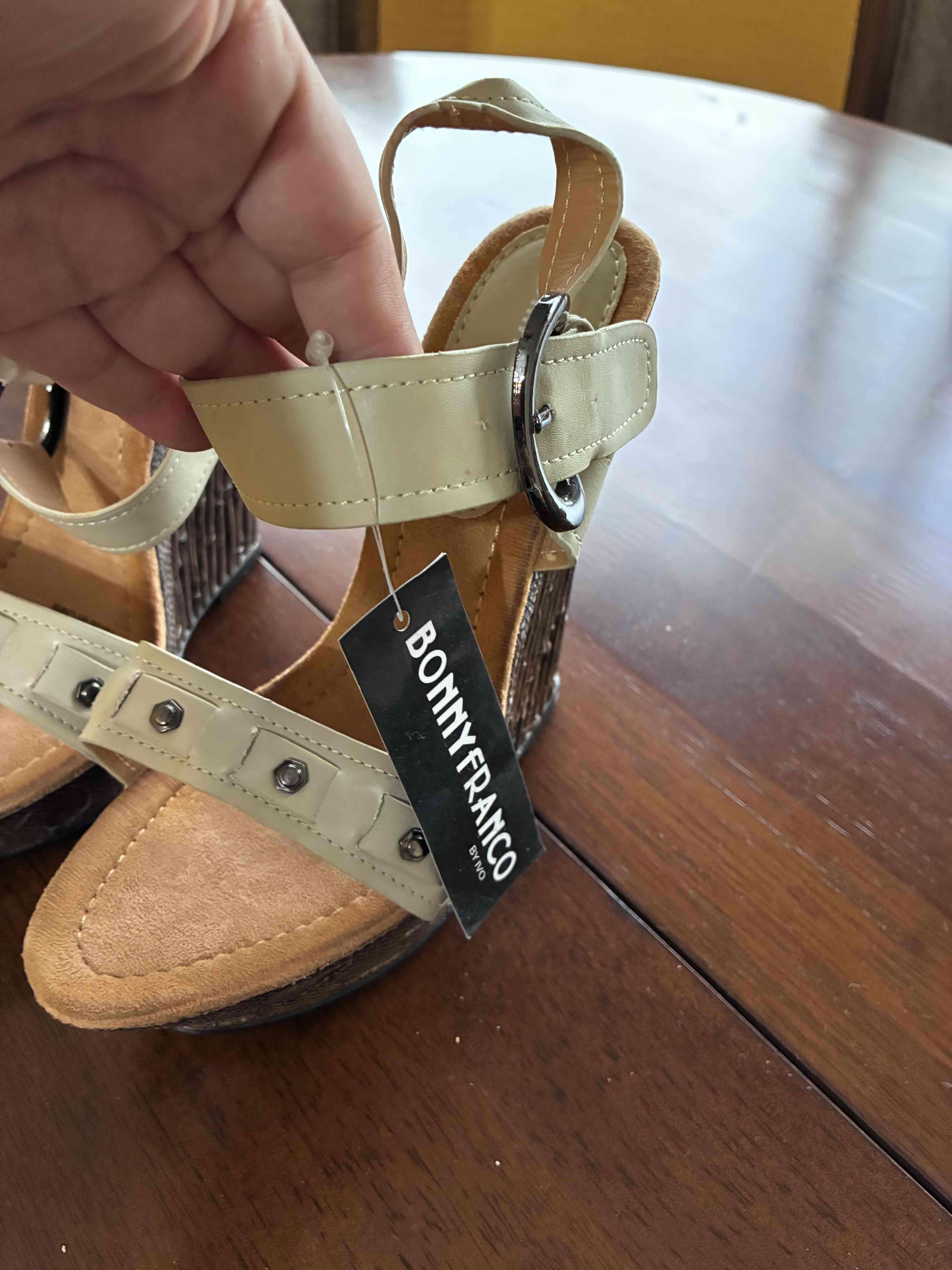 Sandalias beige con tacos Bonnyfranco - miniatura 2